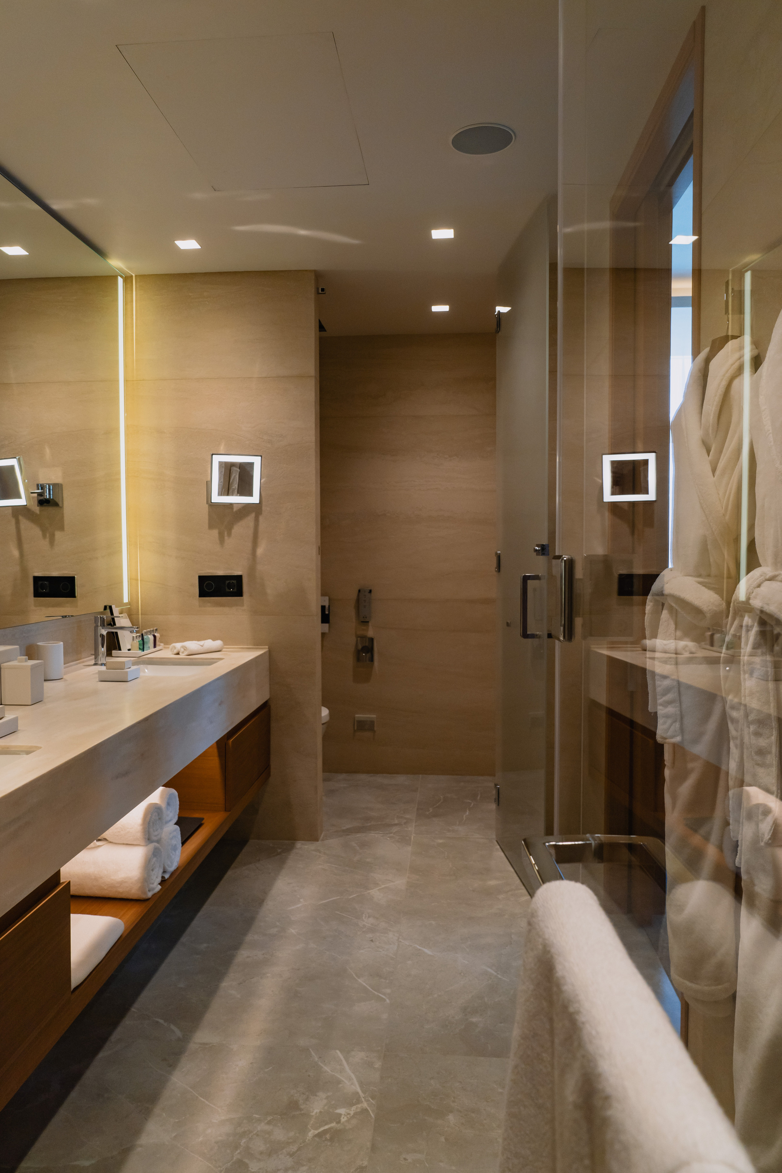 Пятизвёздочный отель VLADIVOSTOK Grand Hotel & SPA. Wedding and family photographer in Vladivostok Anton Blokhin