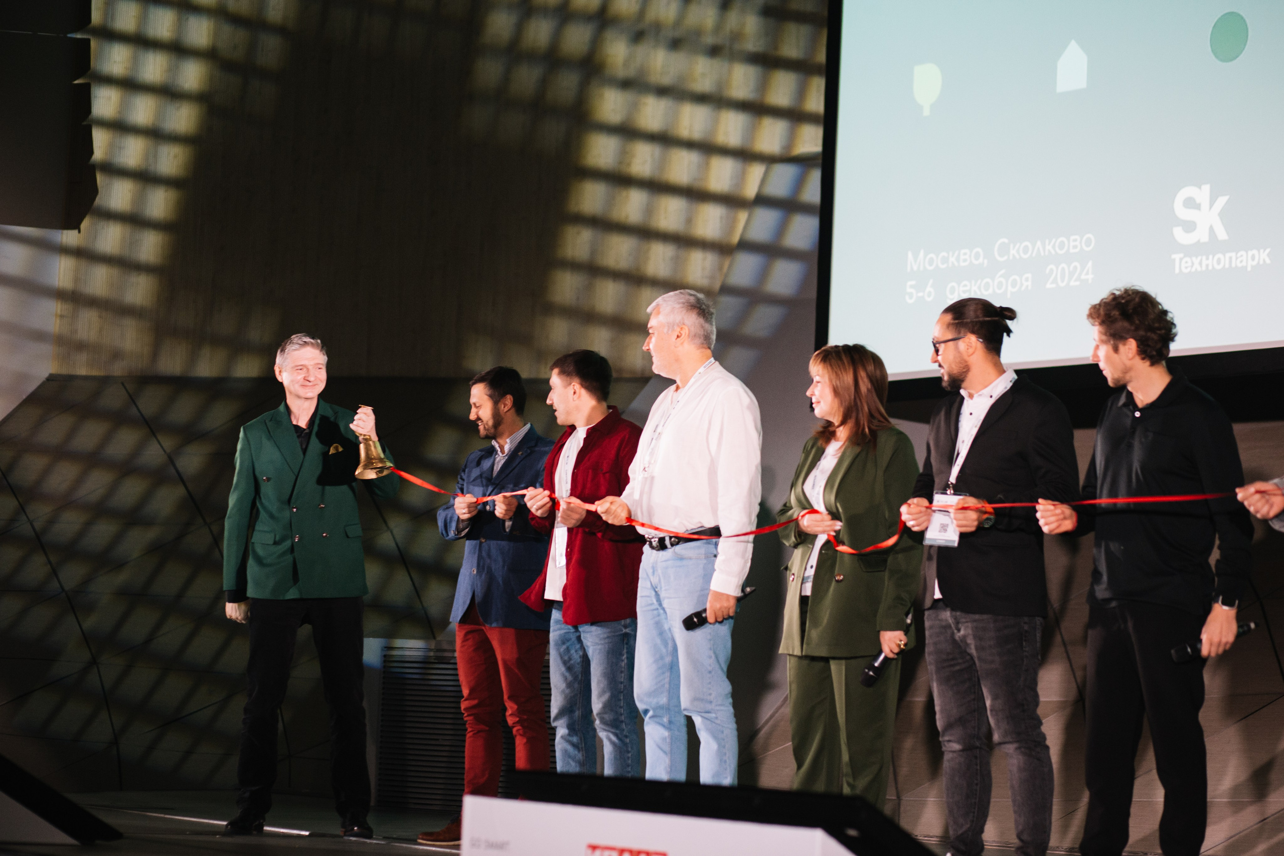 L Buro / Go Smart / Экспо Skolkovo. Nadezhdin Studio