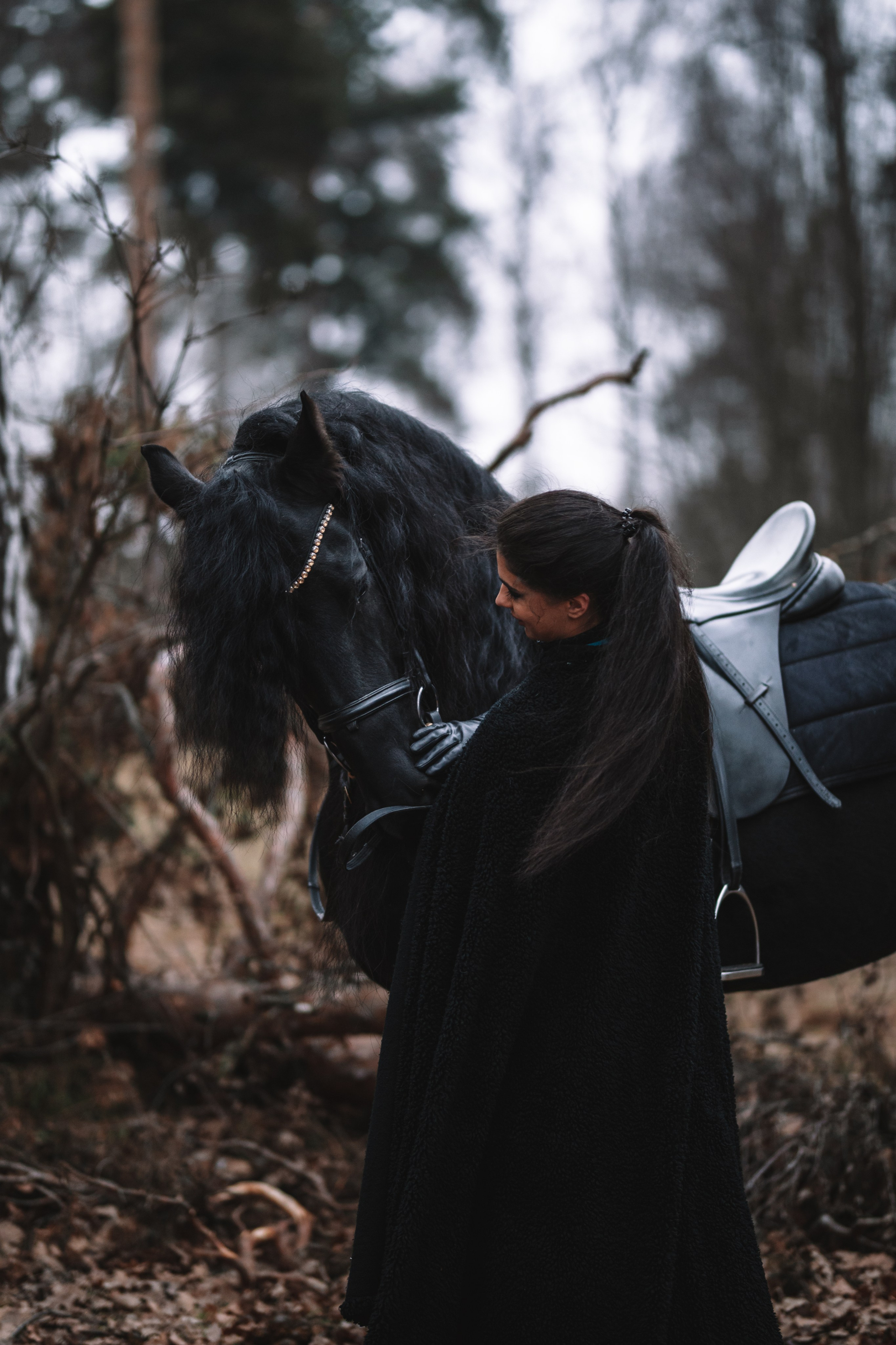 Наташа с фризом в костюме викинга. Фотосессии с лошадьми