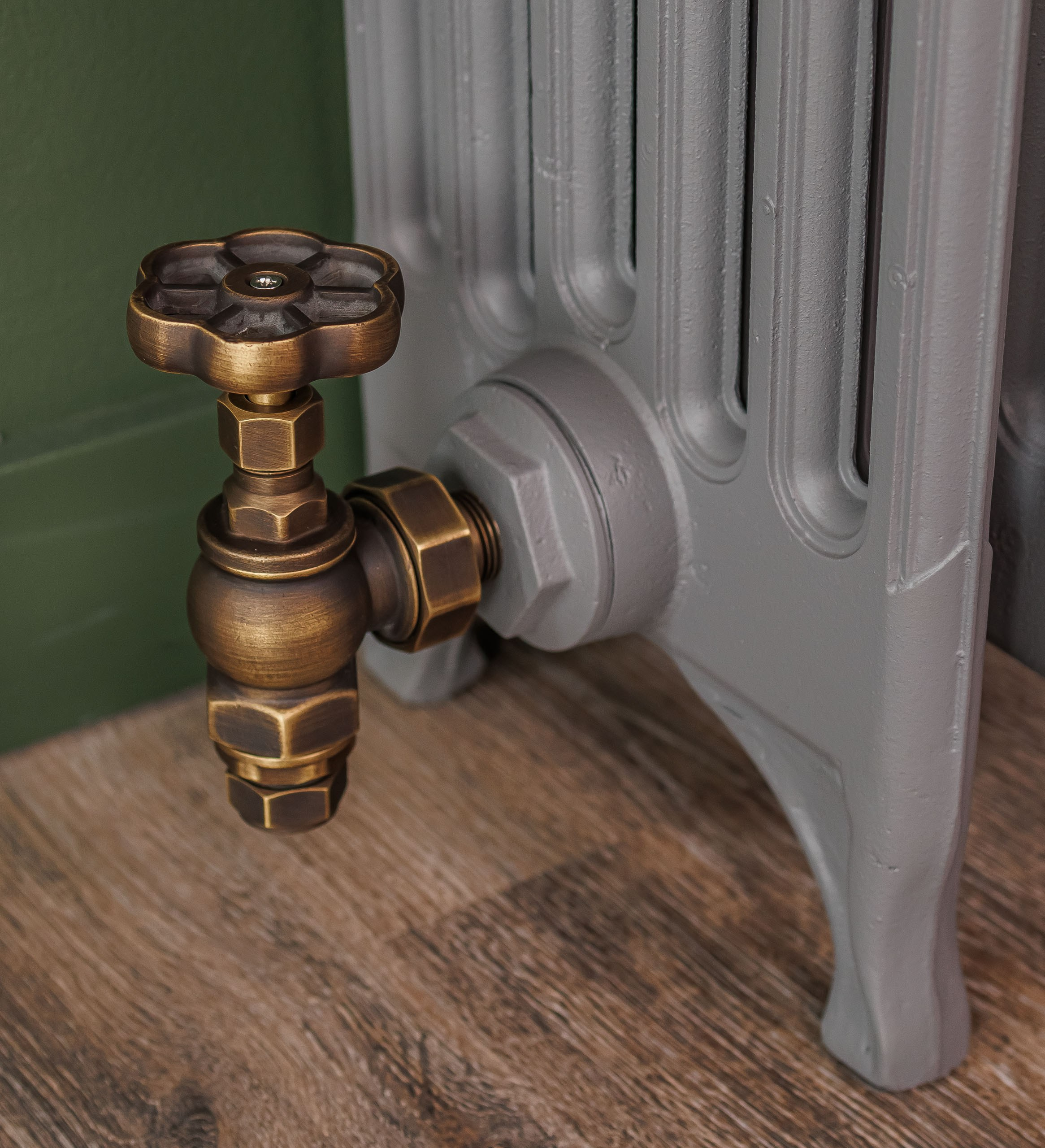 Предметные фотографии дизайнерских радиаторов отопления в стиле ретро