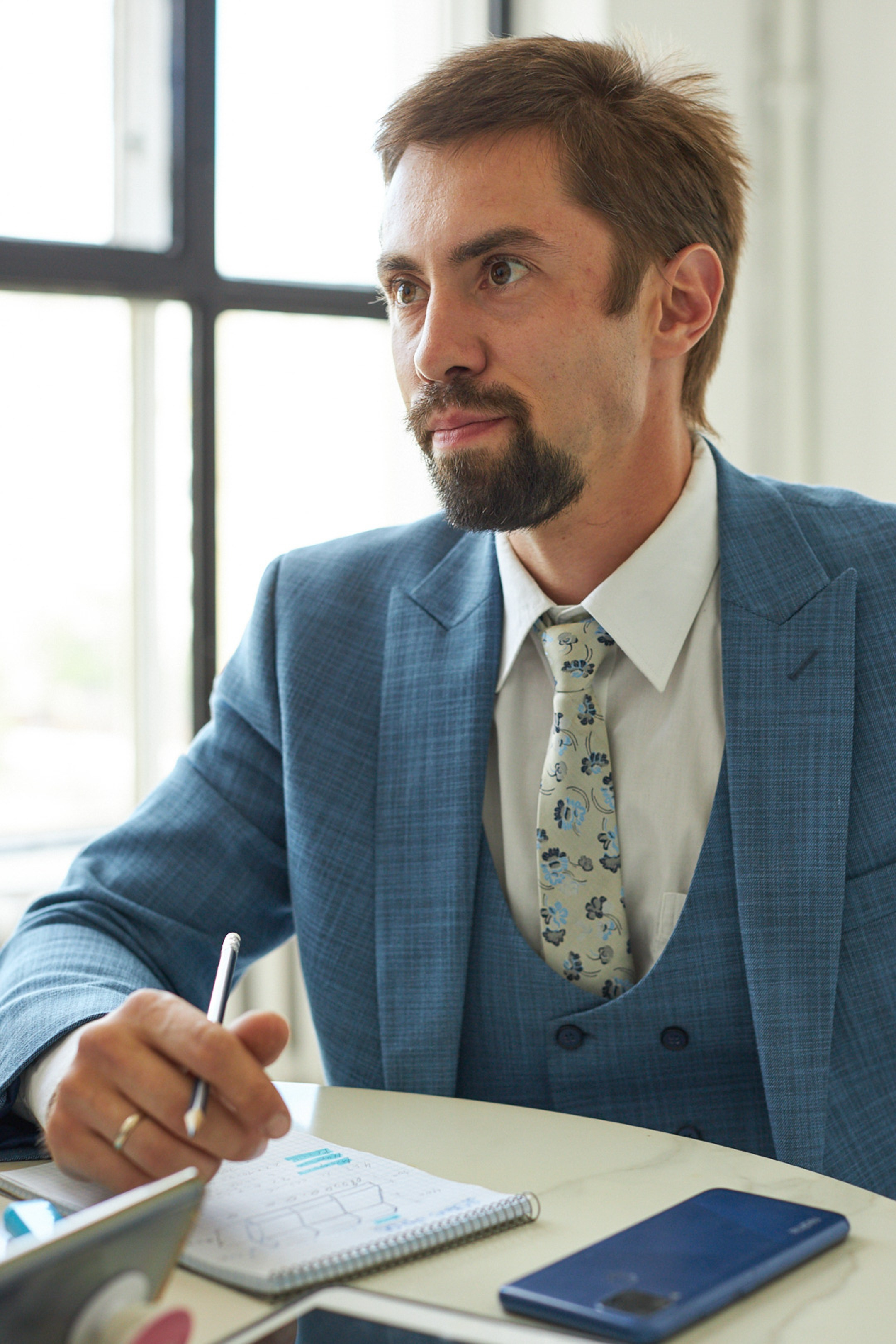 Business meeting conversation in the office - photographer Andrey Dunin