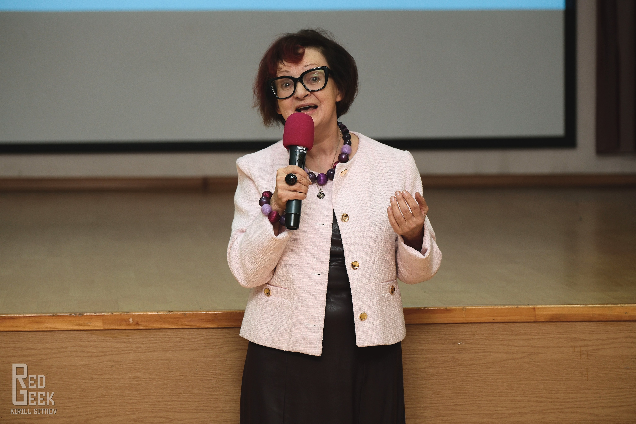 Актриса Татьяна Аксюта выступает на сцене.