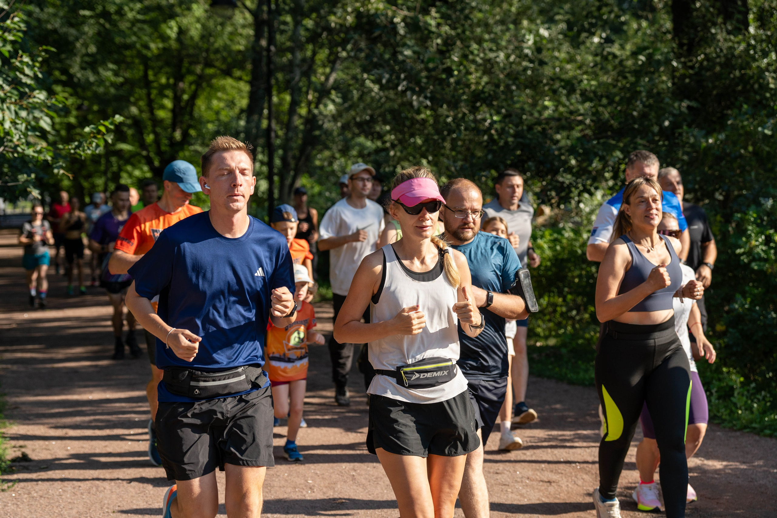  Участники массового забега 5 вёрст в Московском парке Победы
