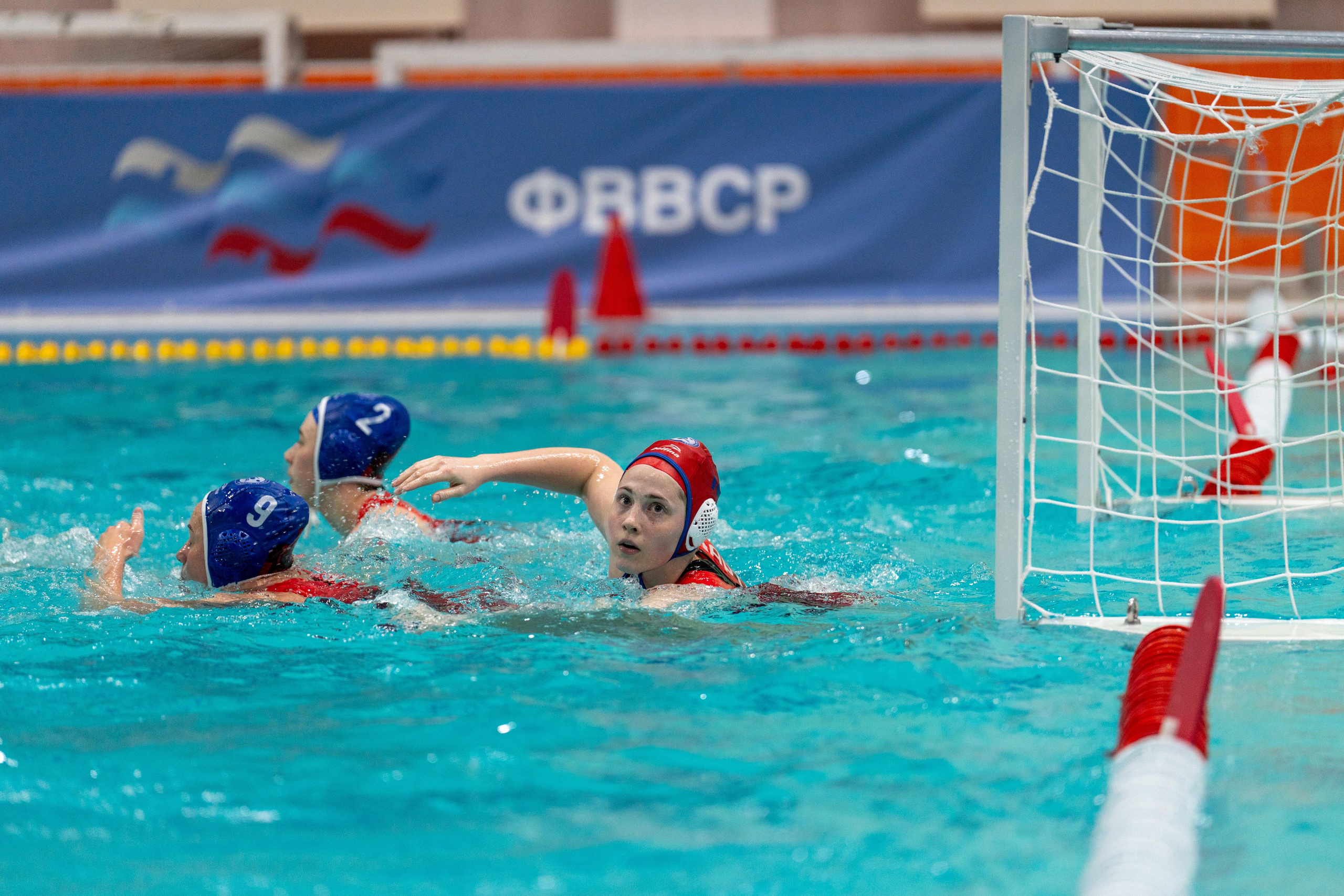 Форварды женской ватерпольной команды Диана атакуют ворота Спартак-Волгоград в Санкт-Петербурге, снято спортивным фотографом Санкт-Петербург