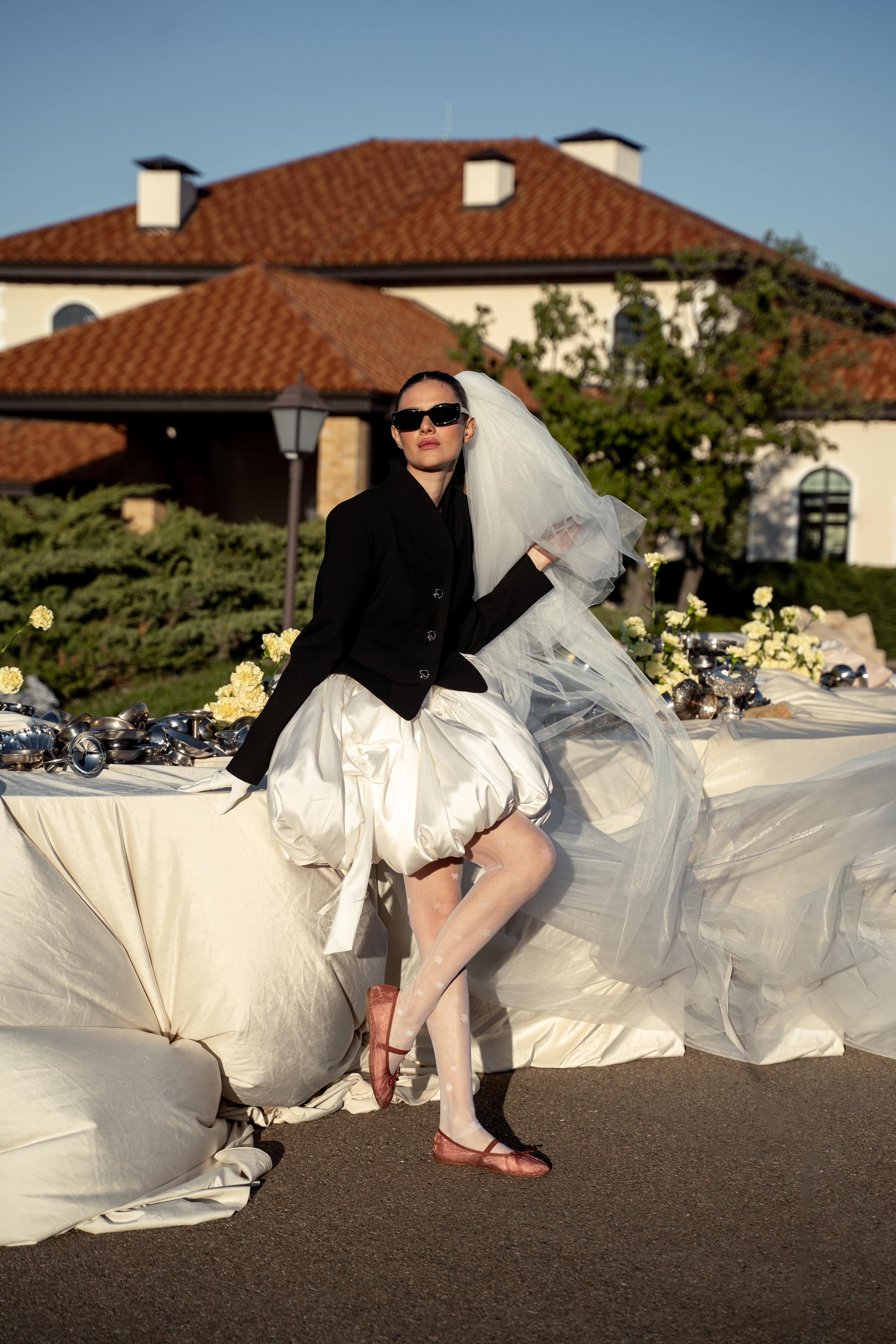 невеста сидит на столе с свадебным декором в Геленджике