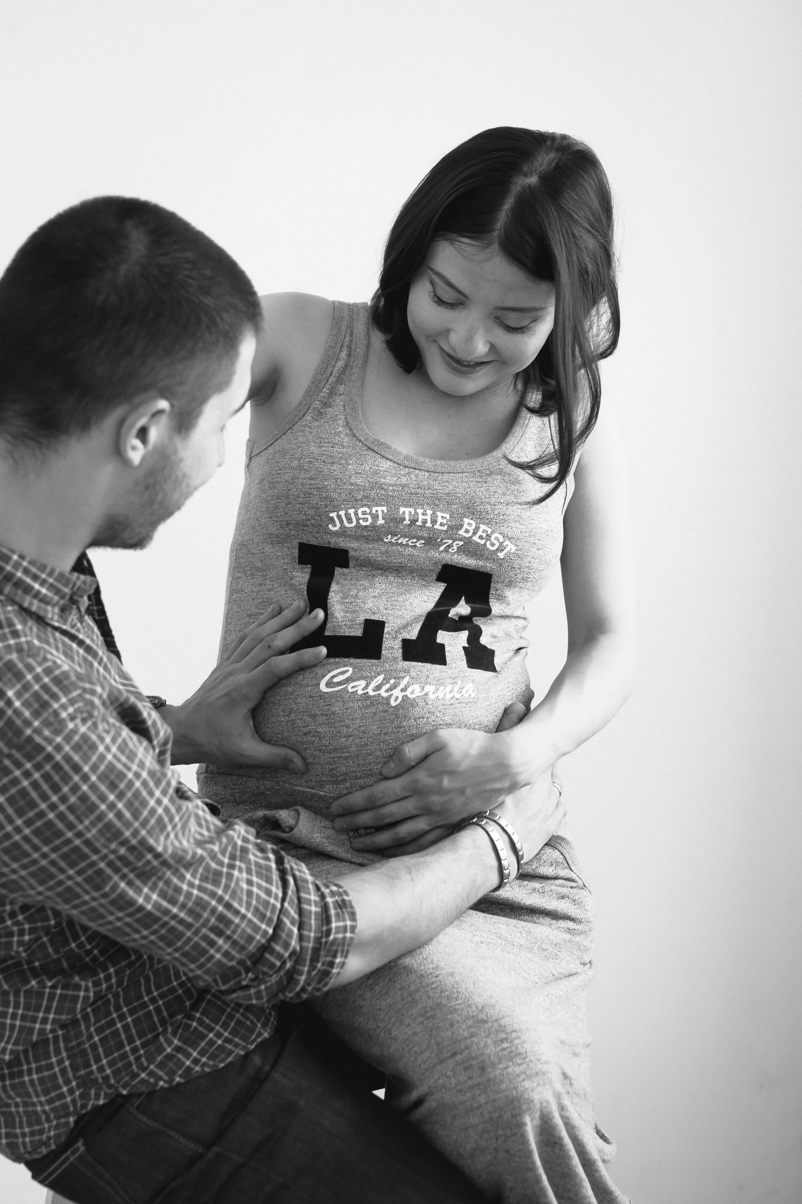 Съемка для двух беременных подруг в светлой студии. Фотографы в Москве Светлана Устинова и Сергей Грачев