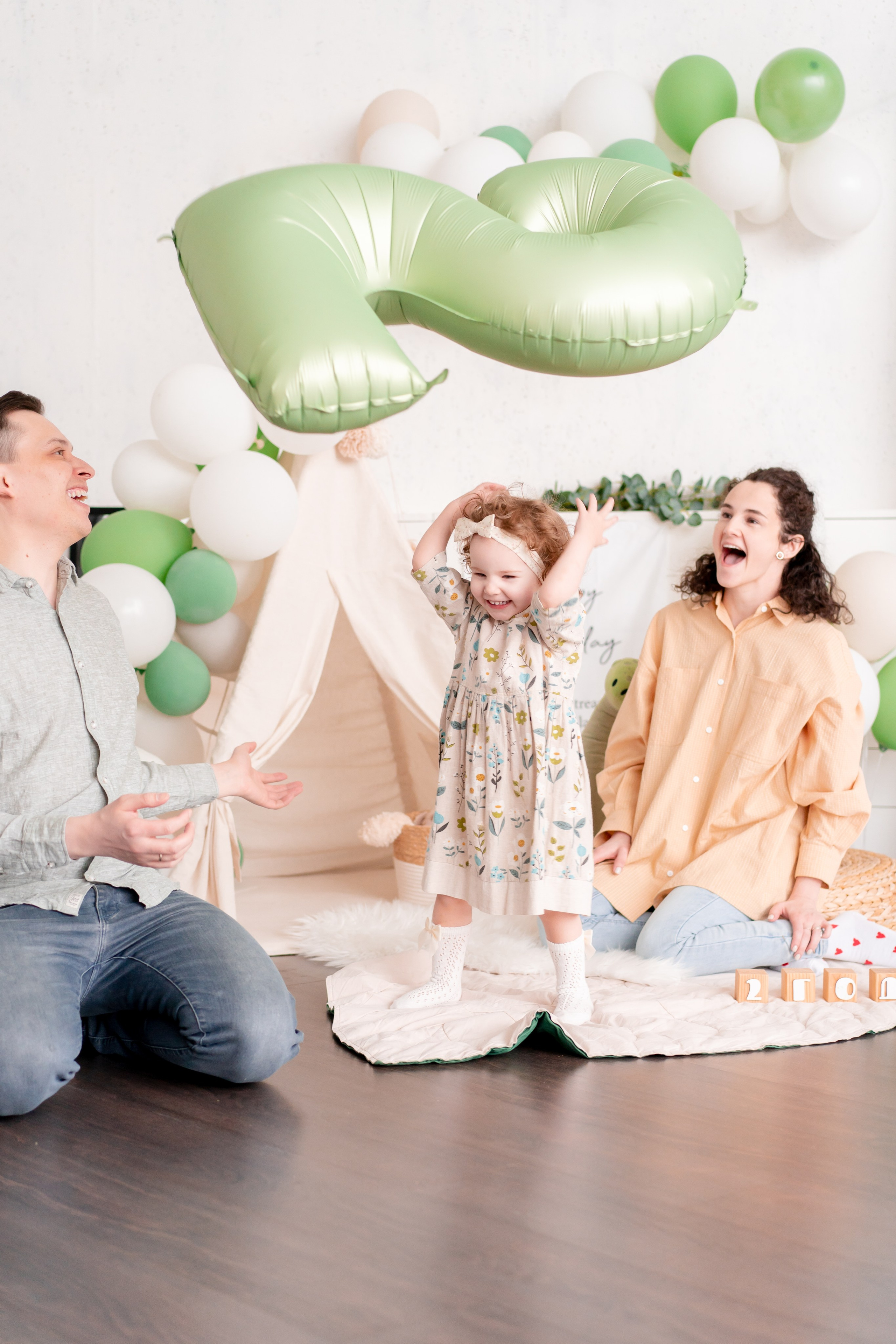 С Днём Рождения ребенка, портрет. Детская, семейная фотостудия в Санкт-Петербурге