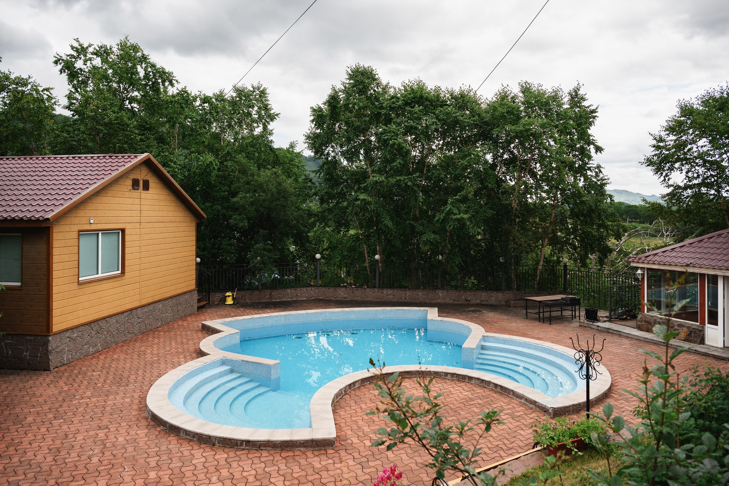 Фотосъемка домиков для отдыха в Петропавловске-Камчатском. Профессиональная фотосъемка интерьеров гостевых домов и баз отдыха на Камчатке. Детальные фотографии уютных номеров и живописного природного окружения. Цены на фотосъемку объектов туристического размещения в Петропавловске-Камчатском.