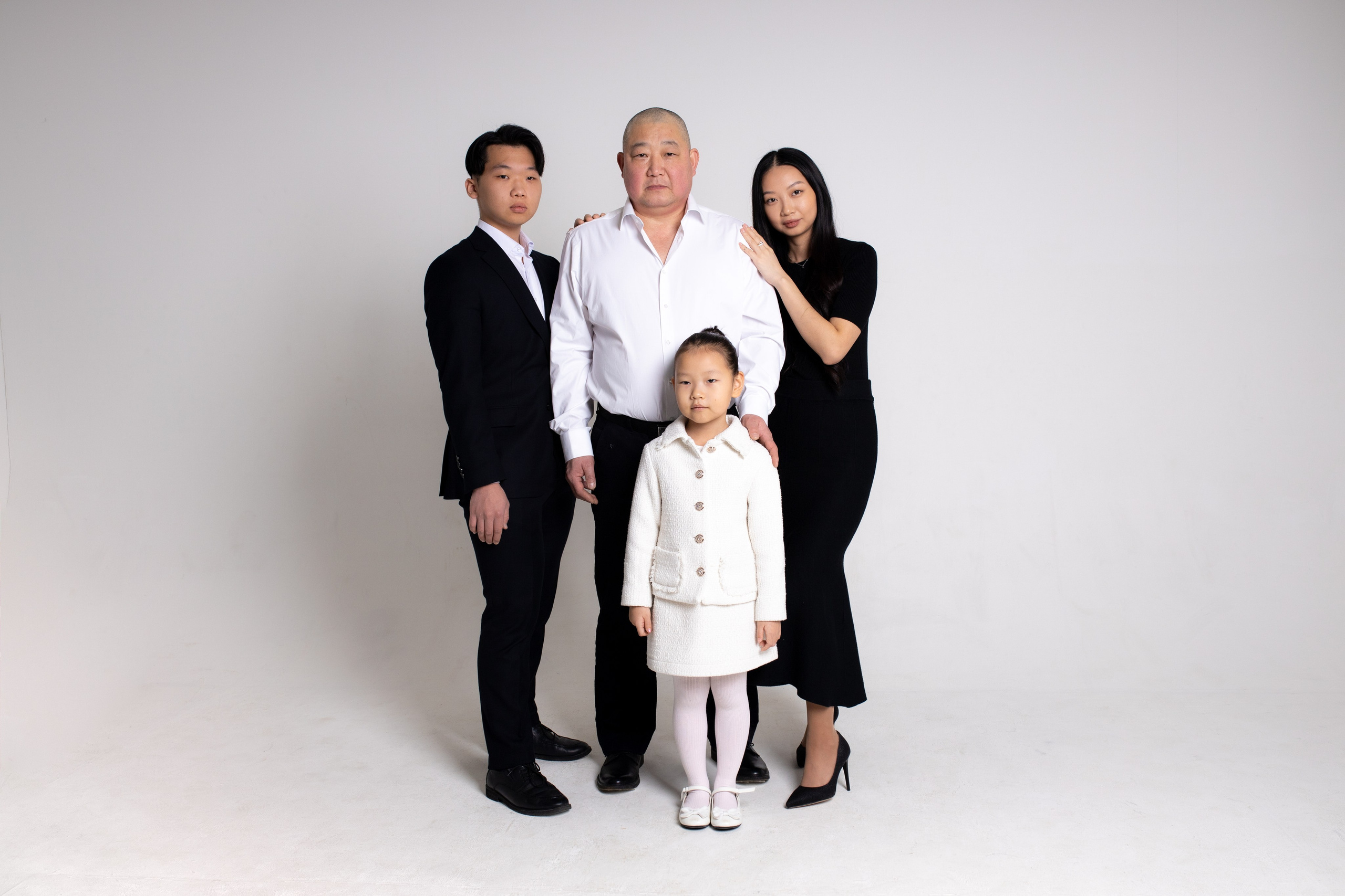 Семейная фотосессия на циклораме с импульсным светом. Фотограф в Железнодорожном и Балашихе