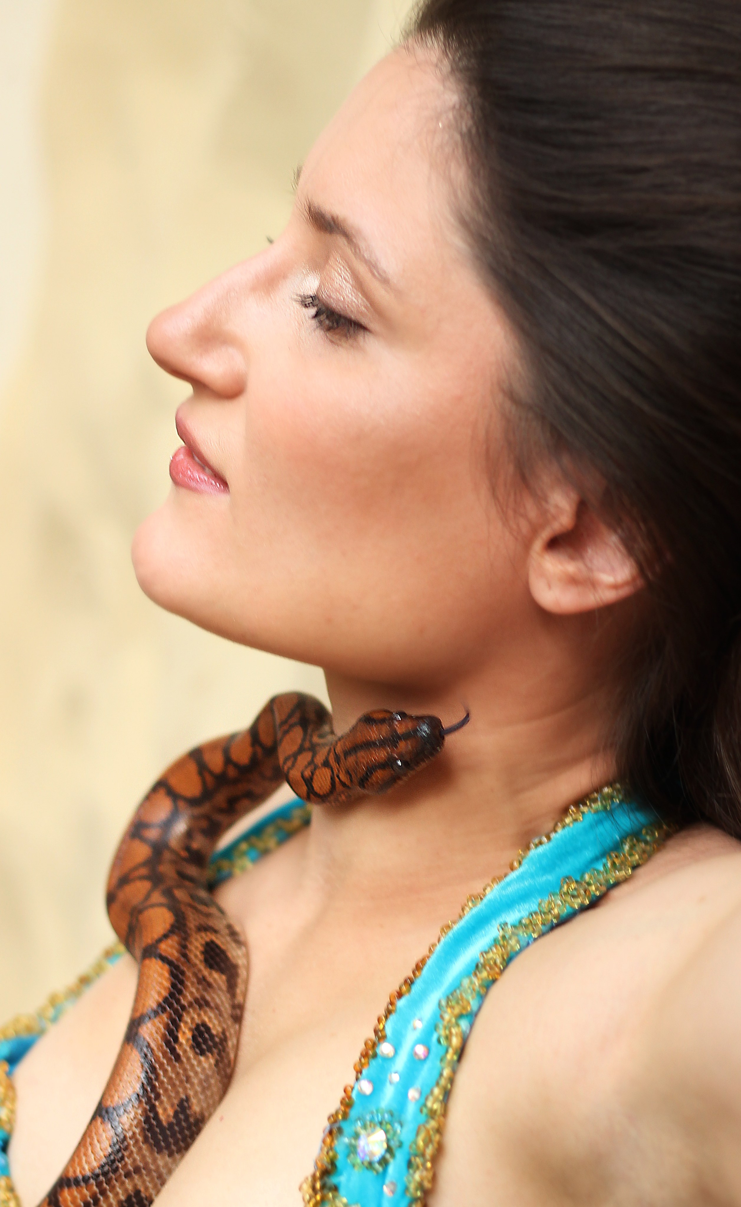 Фотосессия со змеей Девушка со змеей в фотостудии с песком  фотопроект со змеей женский портрет со змеей Женский фотограф в Москве Портретный фотограф в Балашихе Фотограф Наталья Преснякова Фотосессия в восточном стиле Фотосессия в восточном костюме Москва 