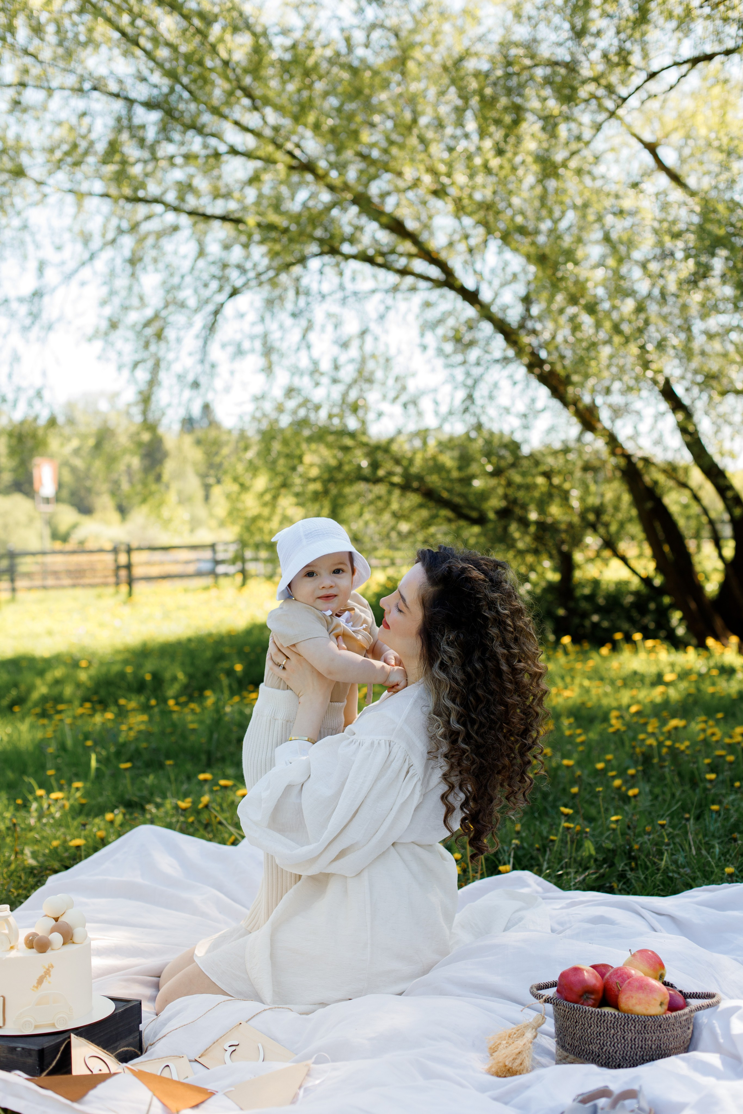 Семейная фотосессия на природе ко дню рождения. Фотограф Александра Сыщенко