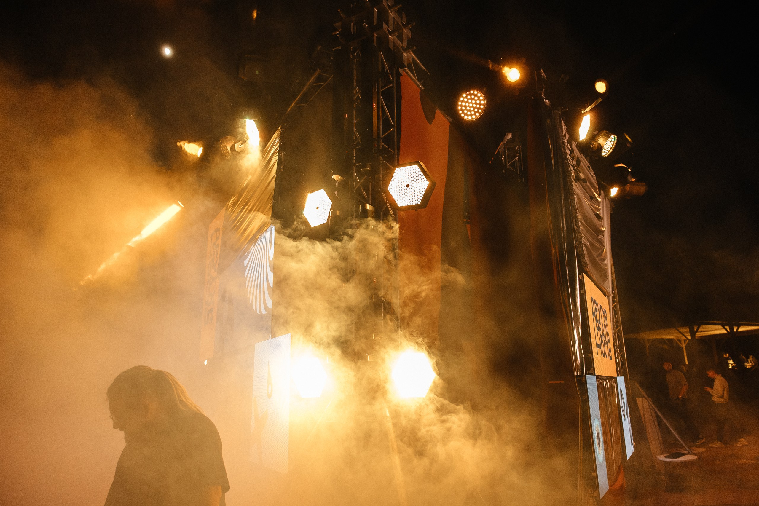 Здравствуйте! Я свадебный фотограф из Ульяновска, работаю в том числе по всей России и с выездом за границу. Снимаю свадьбы, lovestory, корпоративы, светский репортаж. Провожу обучение по фотографии, мастер-классы и воркшопы для других фотографов.