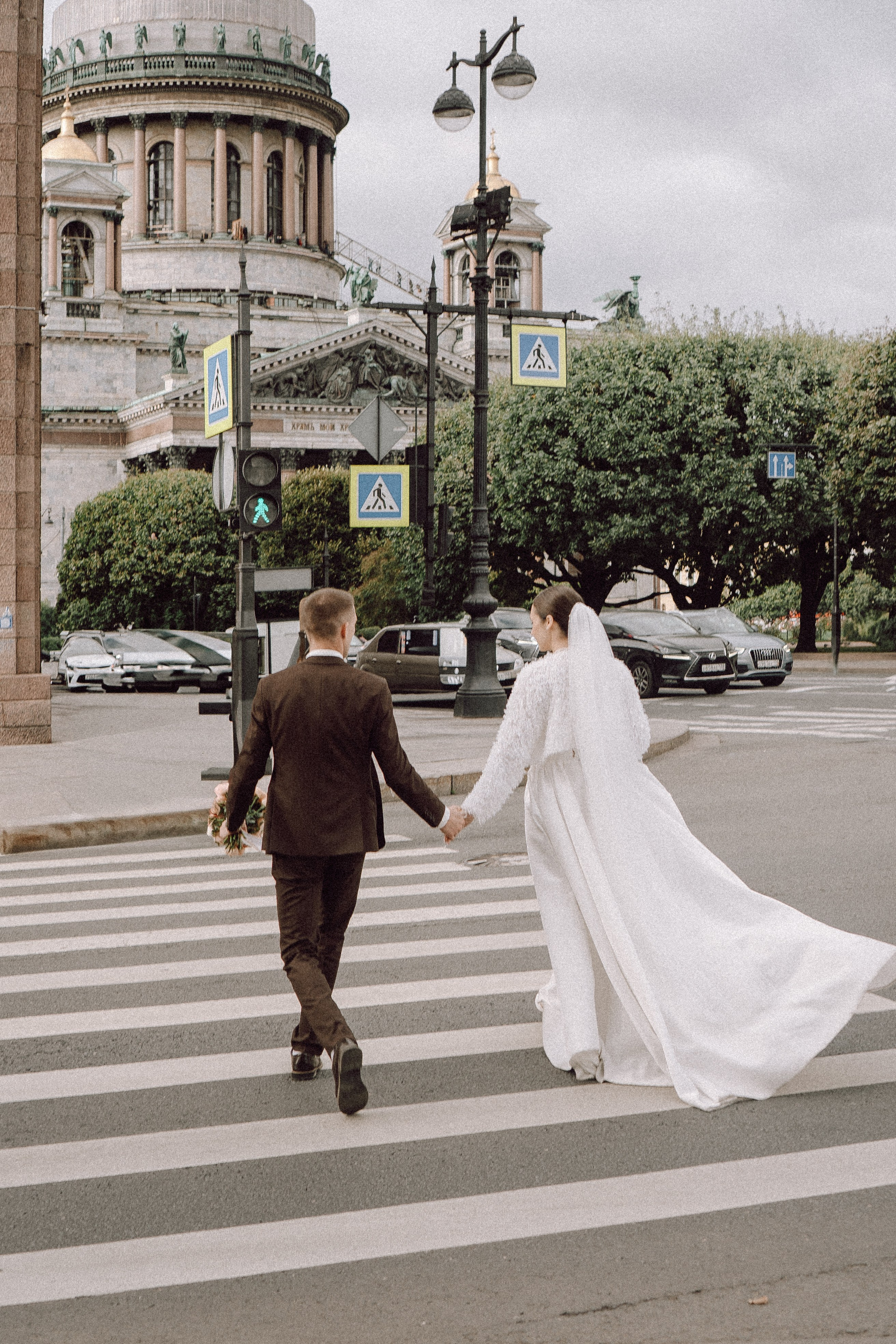 СВАДЕБНАЯ ПРОГУЛКА В САНТК-ПЕТЕРБУРГЕ (ИСАКИЕВСКИЙ СОБОР, ЗИМНЯЯ КАНАВКА, ЭРМИТАЖ И БОЛЬШАЯ МОРСКАЯ УЛИЦА). Профессиональный фотограф, Санкт-Петербург — Виктория Богомолова