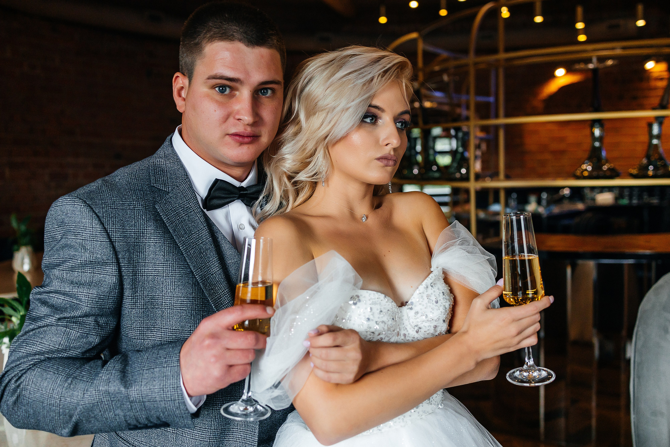 Стильная фотосессия пары в интерьерах ресторана. Олег Сверчков | Свадебный фотограф Вологда