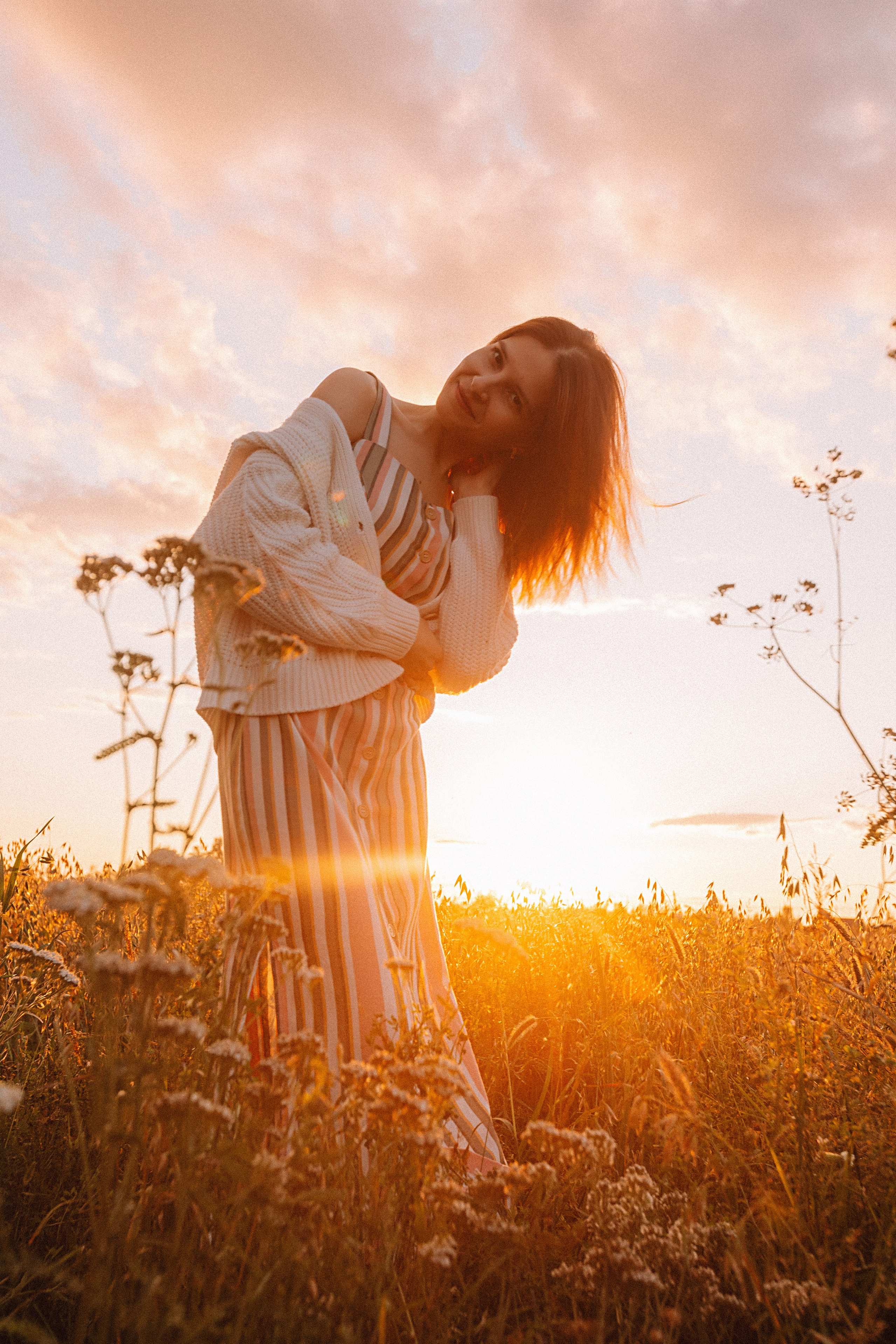 Поле love story на закате. Семейный фотограф Тюмень, фотограф на роды Салмина Мария