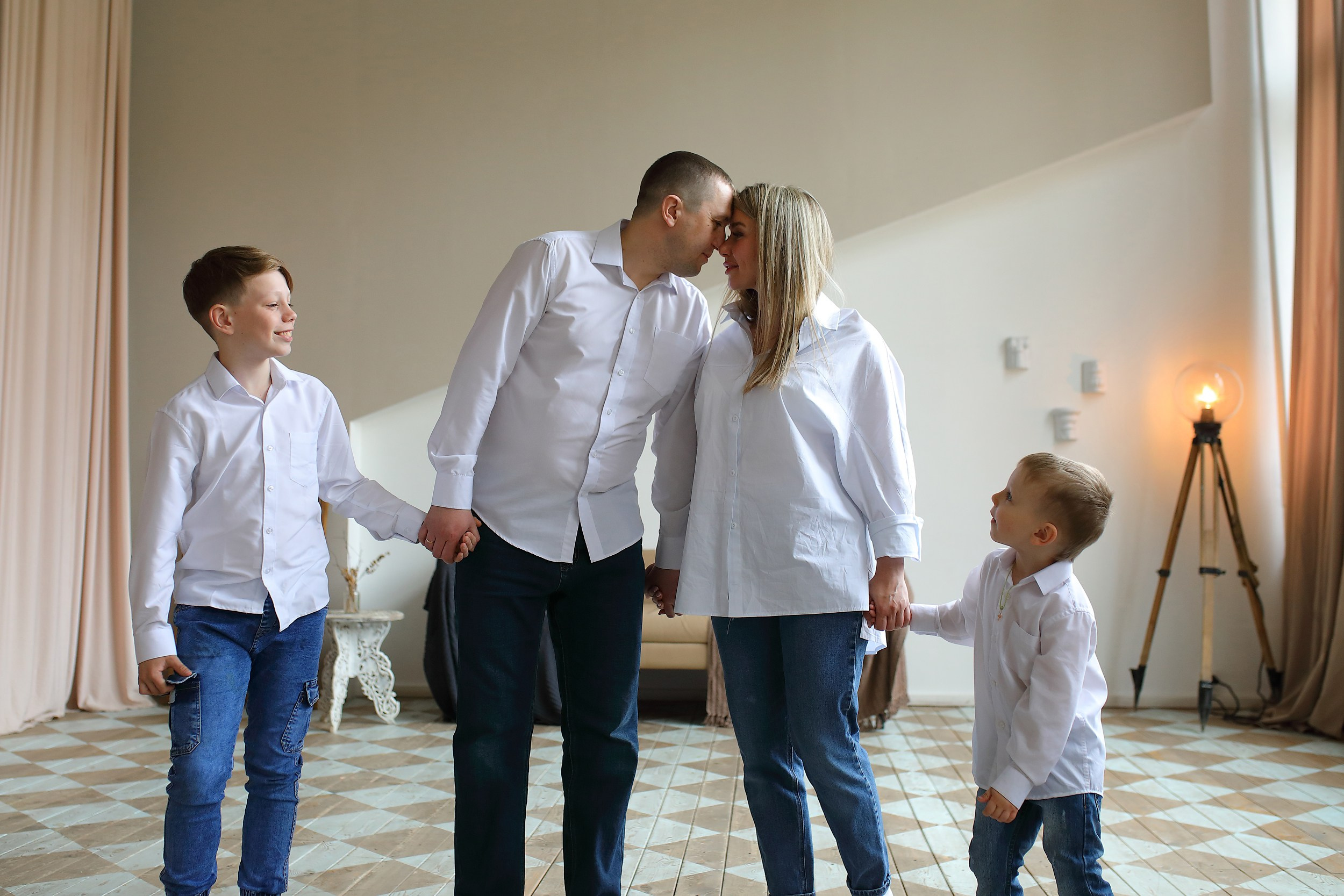 Семейные фотосессии в студии. Свадебный и семейный фотограф и видеограф в Екатеринбурге Полянские Тимур и Анастасия