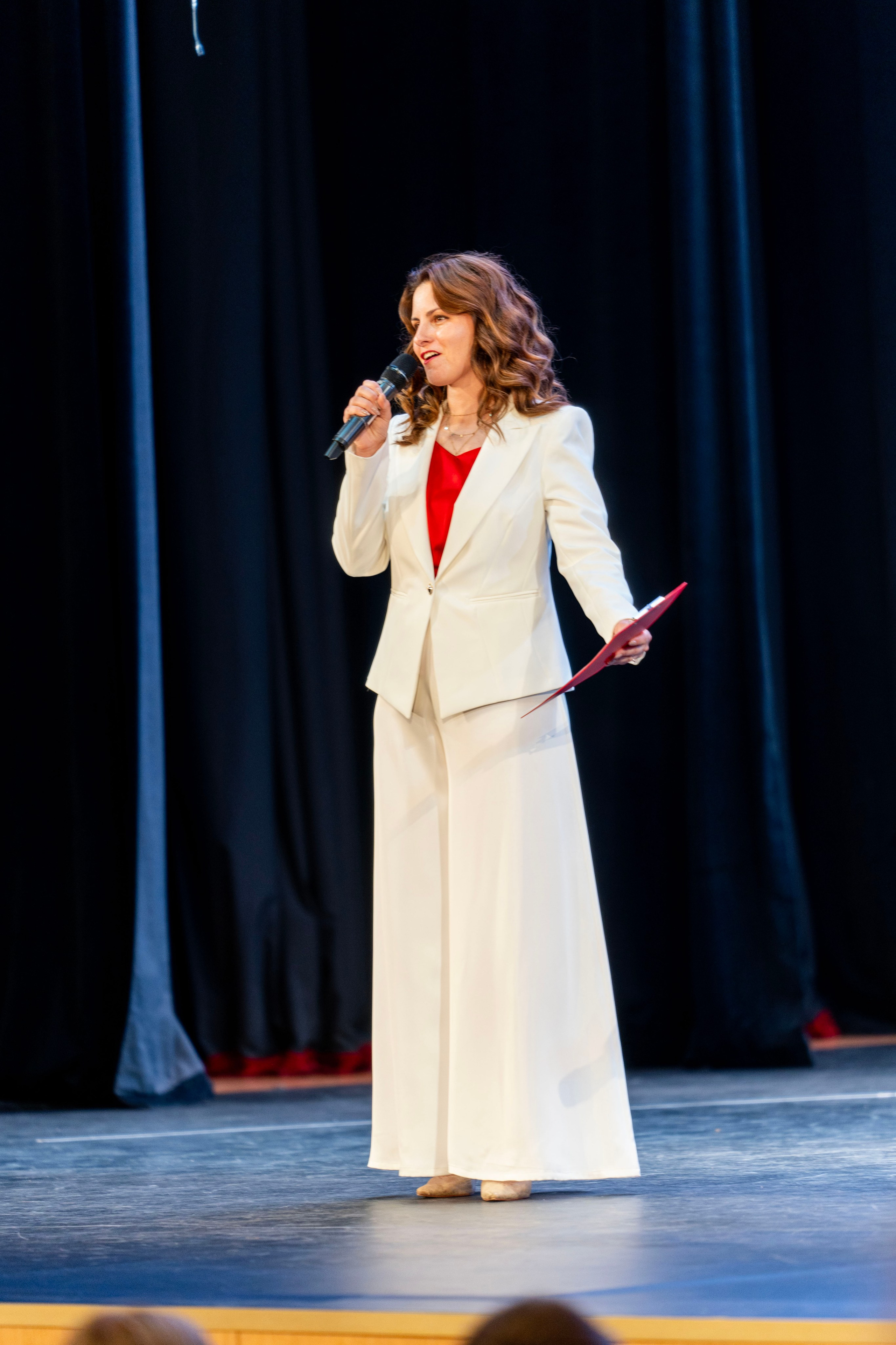 Выдача аттестатов 9 классы. Фотограф Юлия Попова