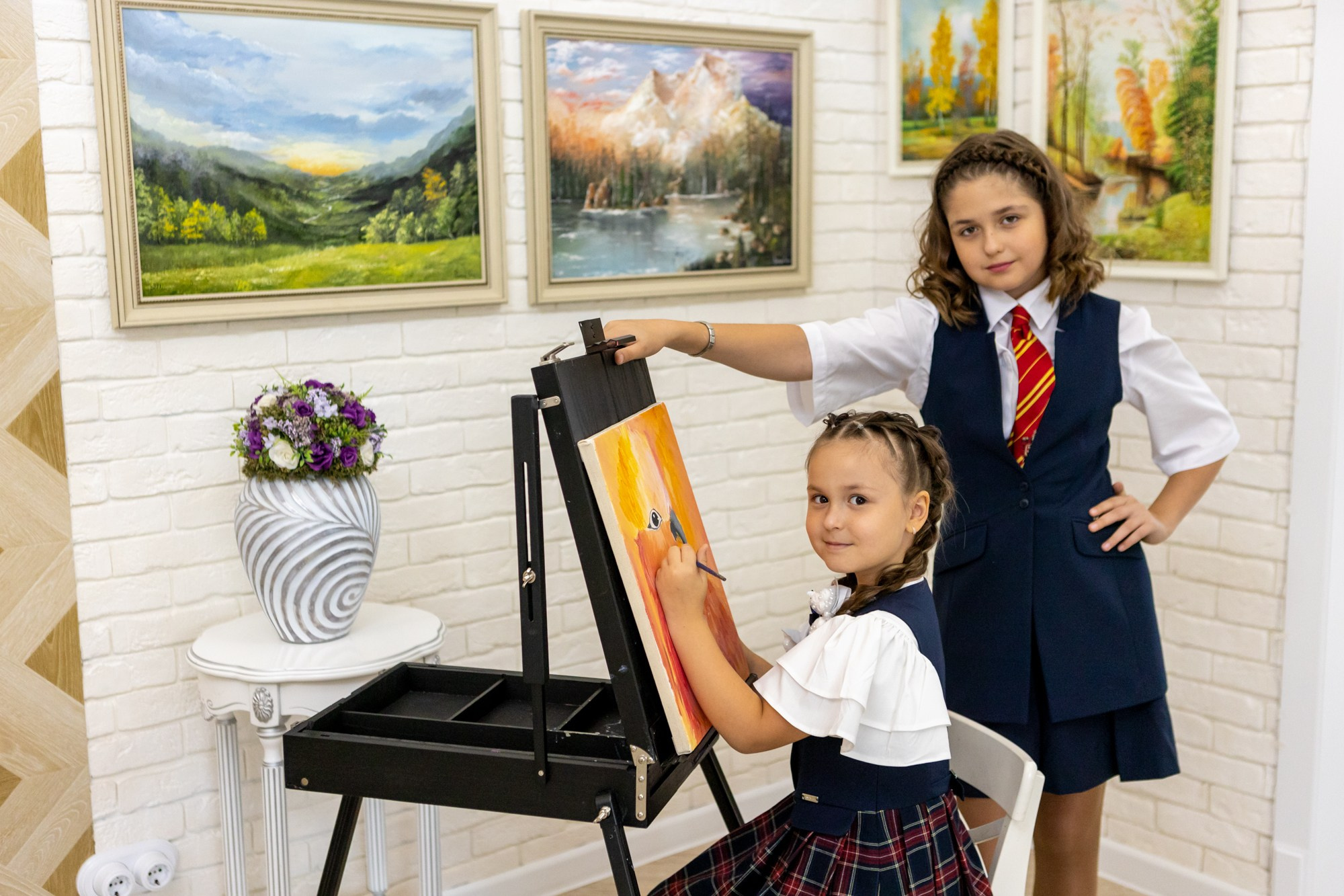 Элина и Аделина идут в школу. Фотограф в Оренбурге. Профессиональный фотограф