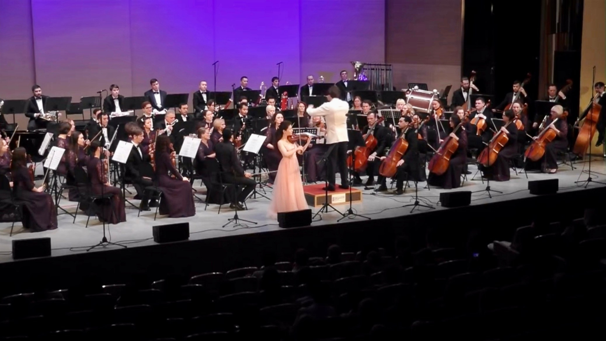 На сцене. Скрипачка Анна Савкина