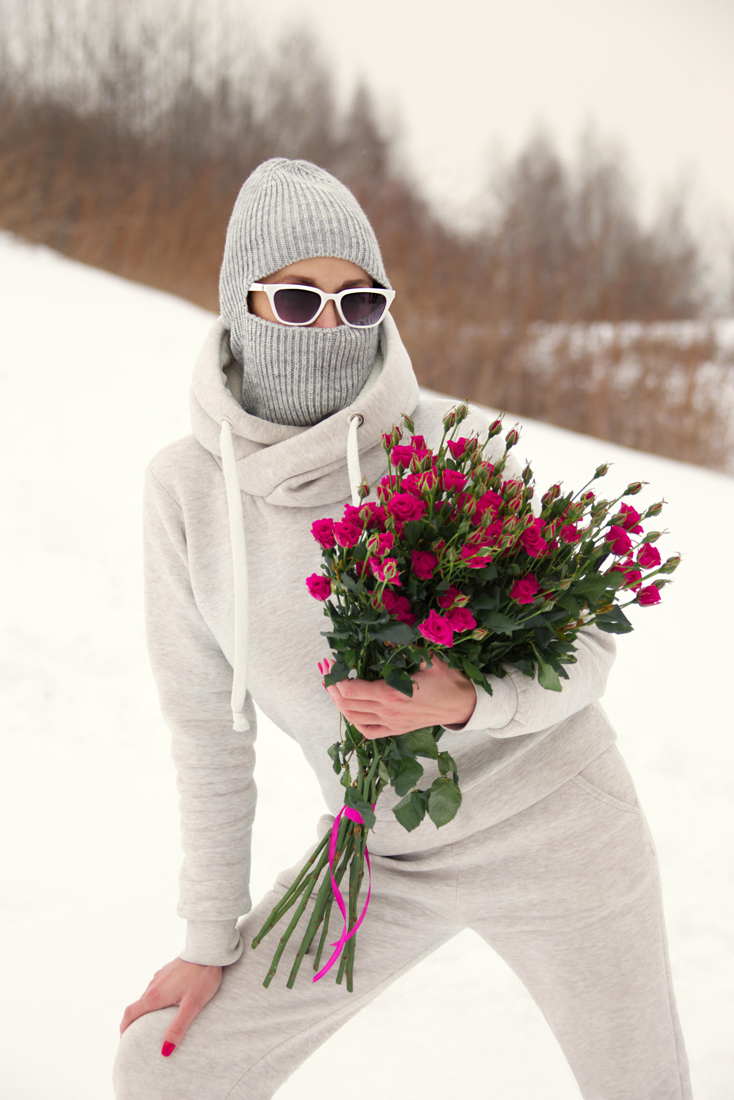 Девушка с букетом в руках, зимняя фотосессия на улице.