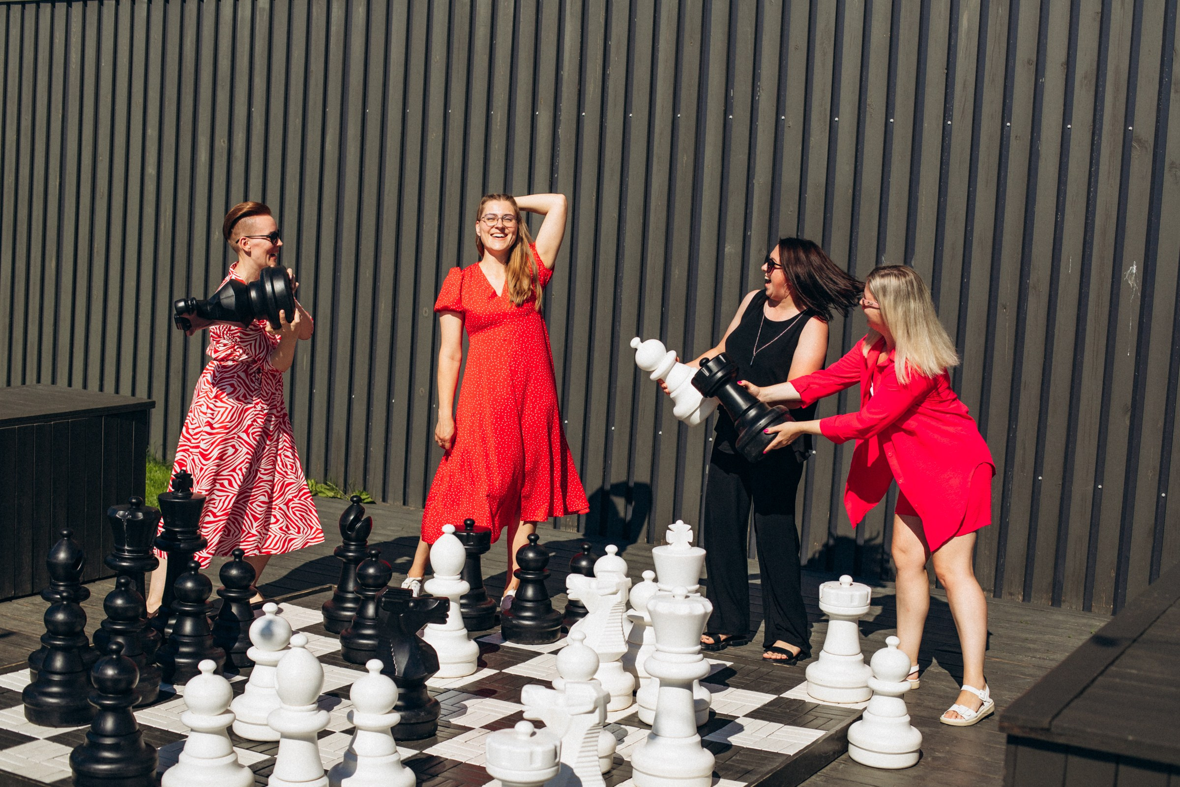 Катерина с подругами в июне. Фотопрогулка в Петербурге. Индивидуальный и семейный фотограф в Санкт-Петербурге