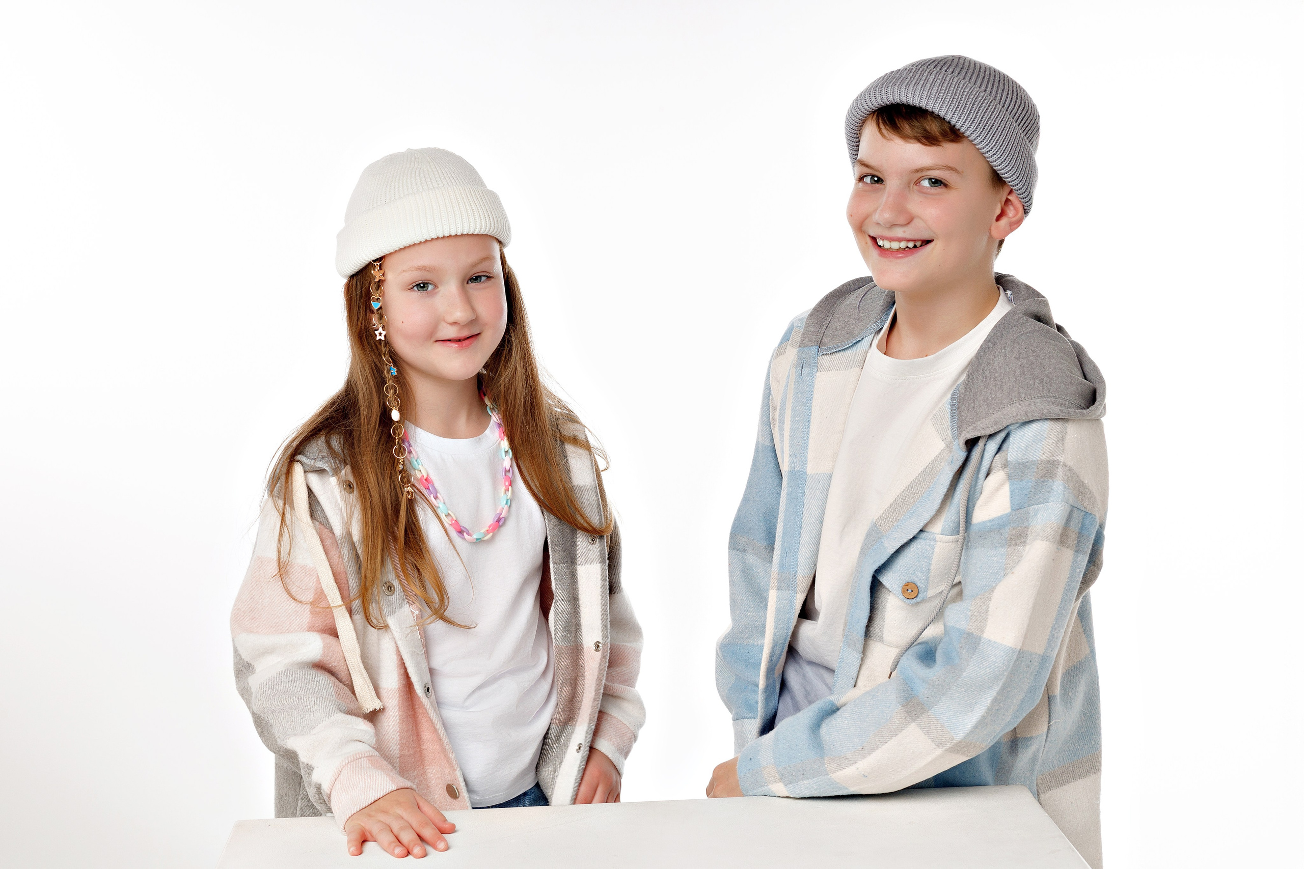 Фотосессия брата и сестры в Сочи от стильного детского фотографа Сочи. Детский студийный фотограф Сочи