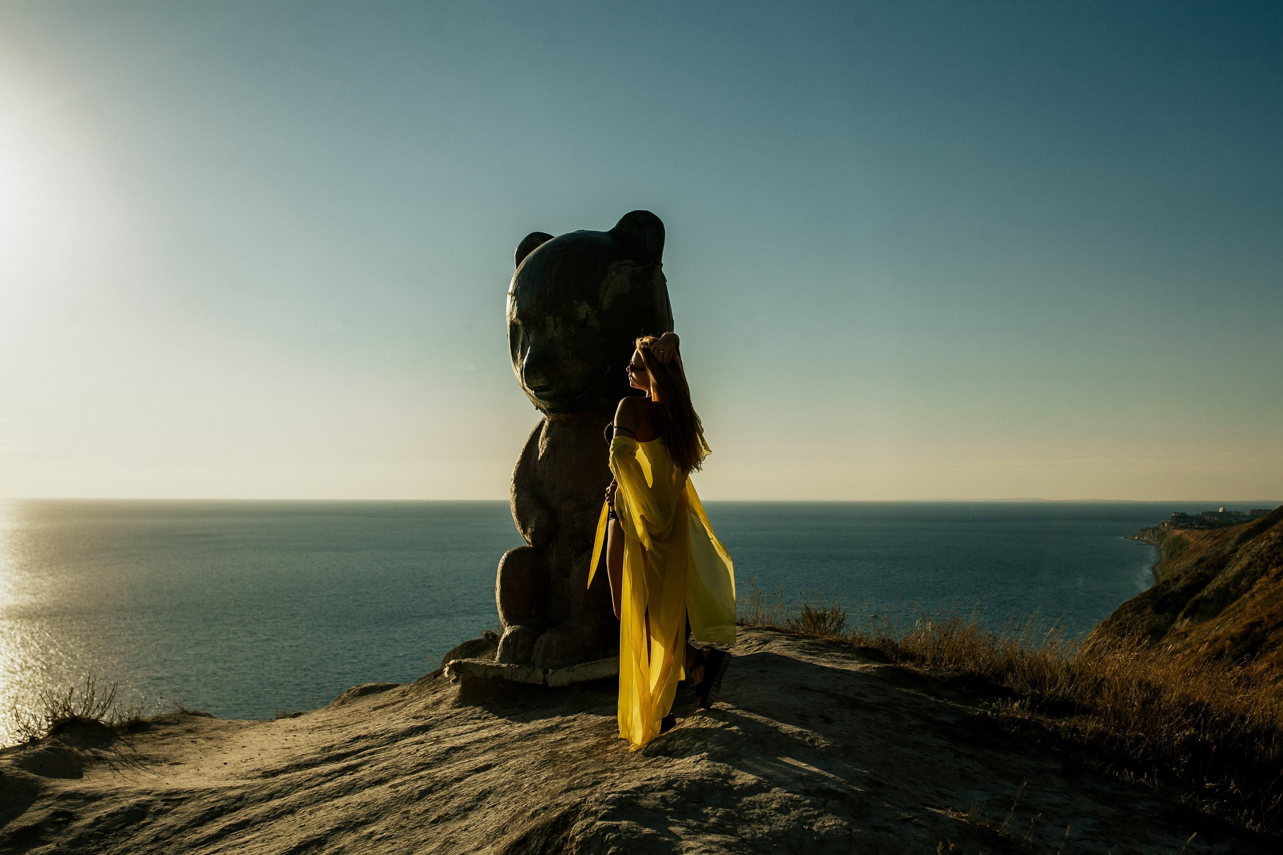 Девушка позирует с огромным мишкой в автокемпинге Рай.