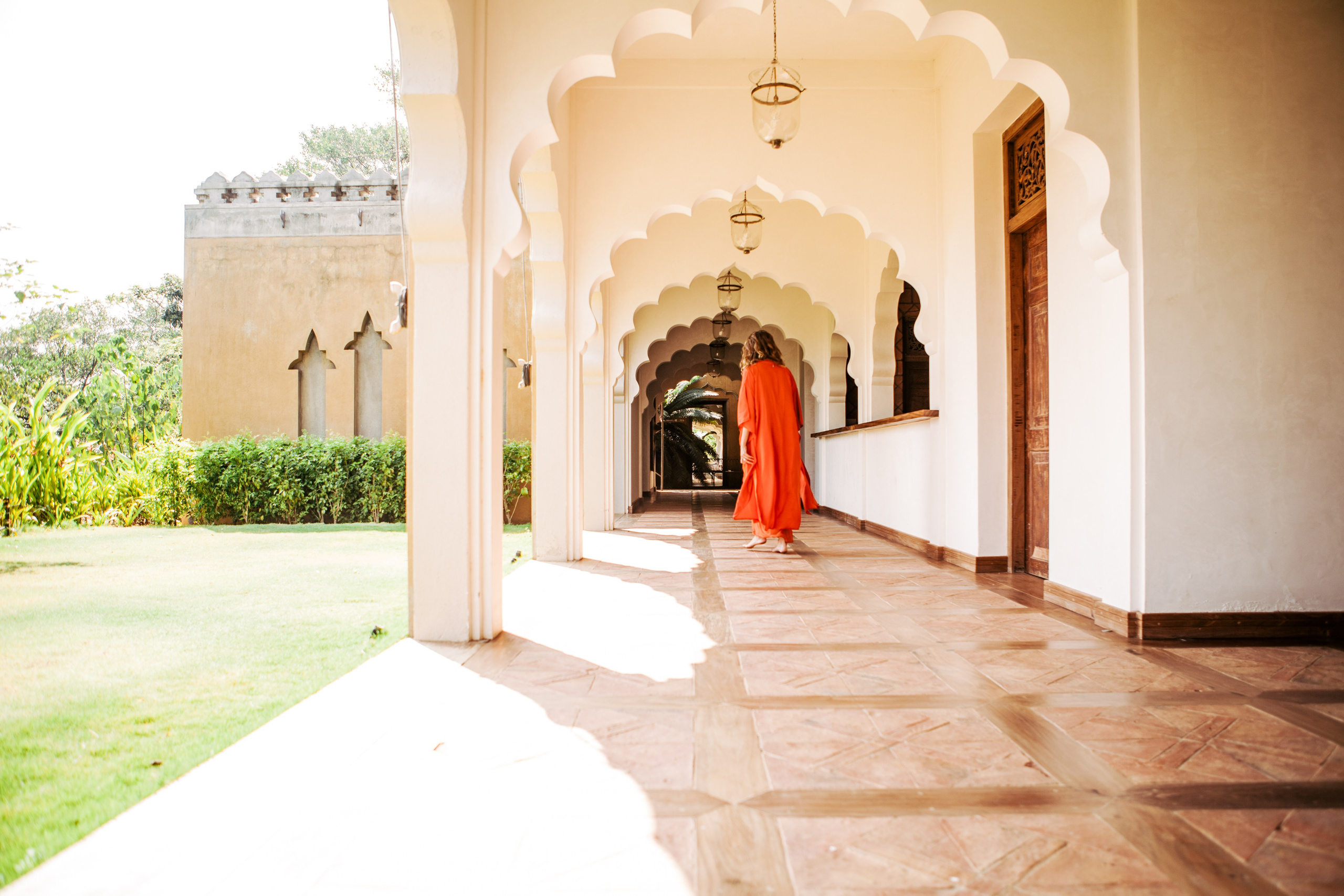 Девушка в красном платье в отеле Malabar Hill — Роскошная портретная съемка | Шри-Ланка. Фотограф на Шри-Ланке