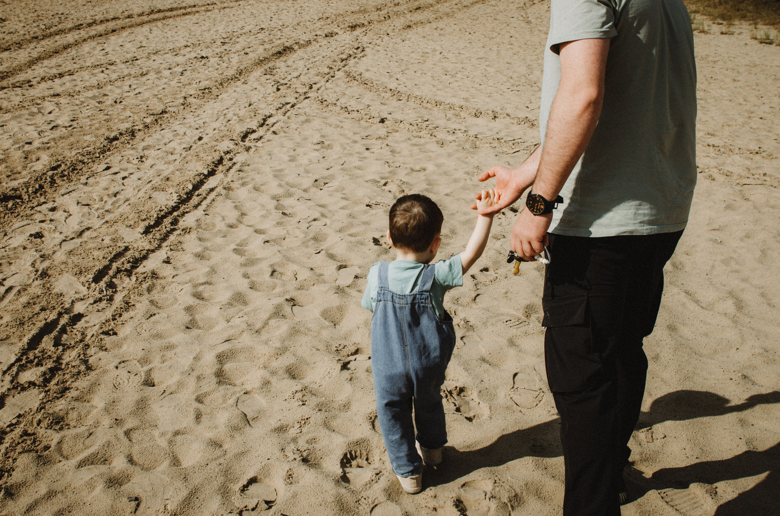 Адам с папой на пляже