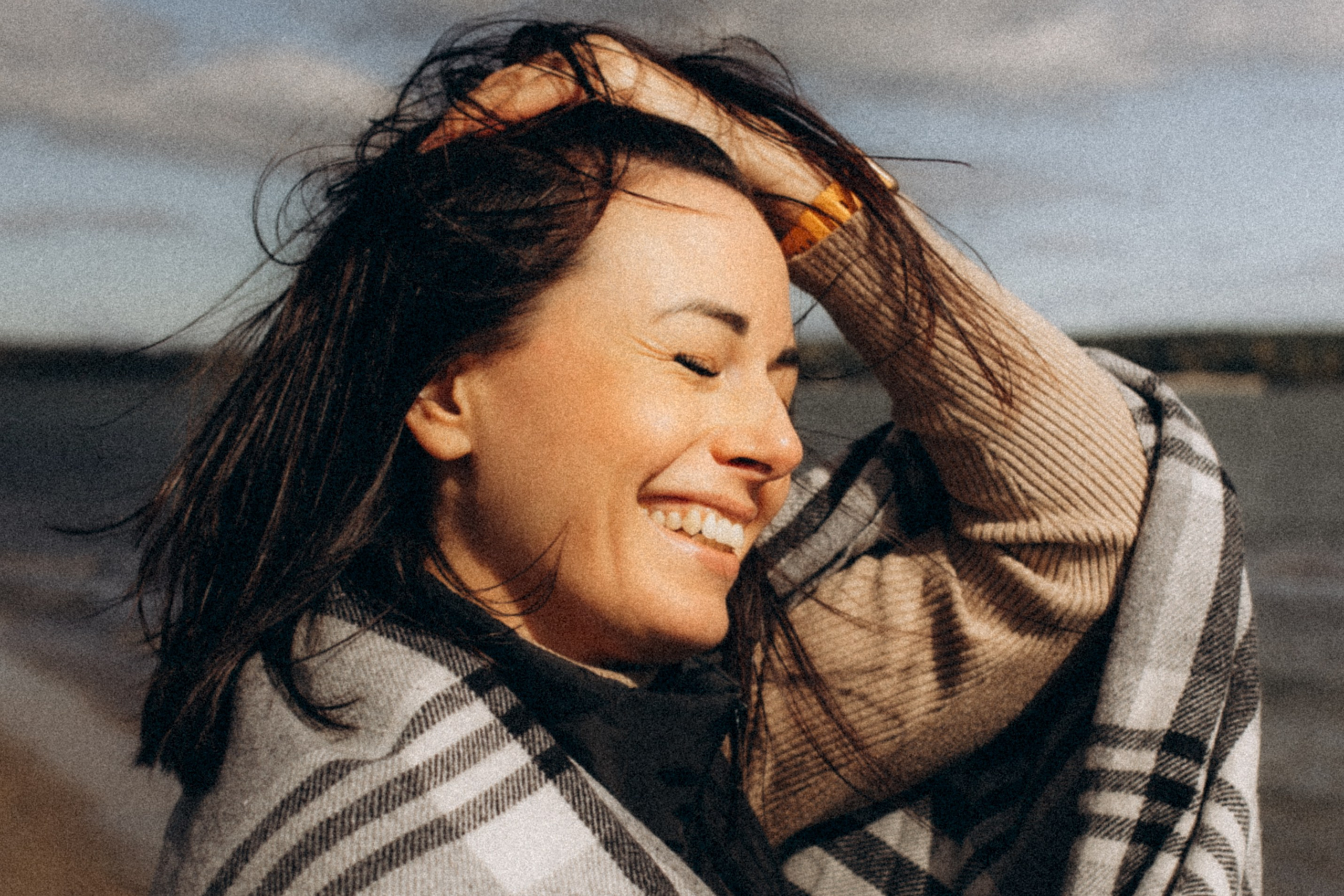 Аня с Ясей и Соней на Обском, осень. Семейный фотограф lifestyle в Новосибирске Елена Шпилевая