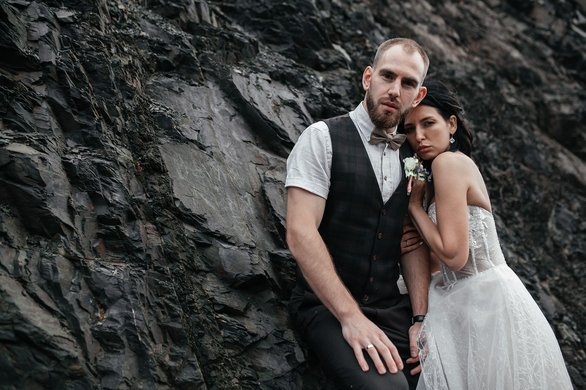 свадебная фотосессия на фоне скал