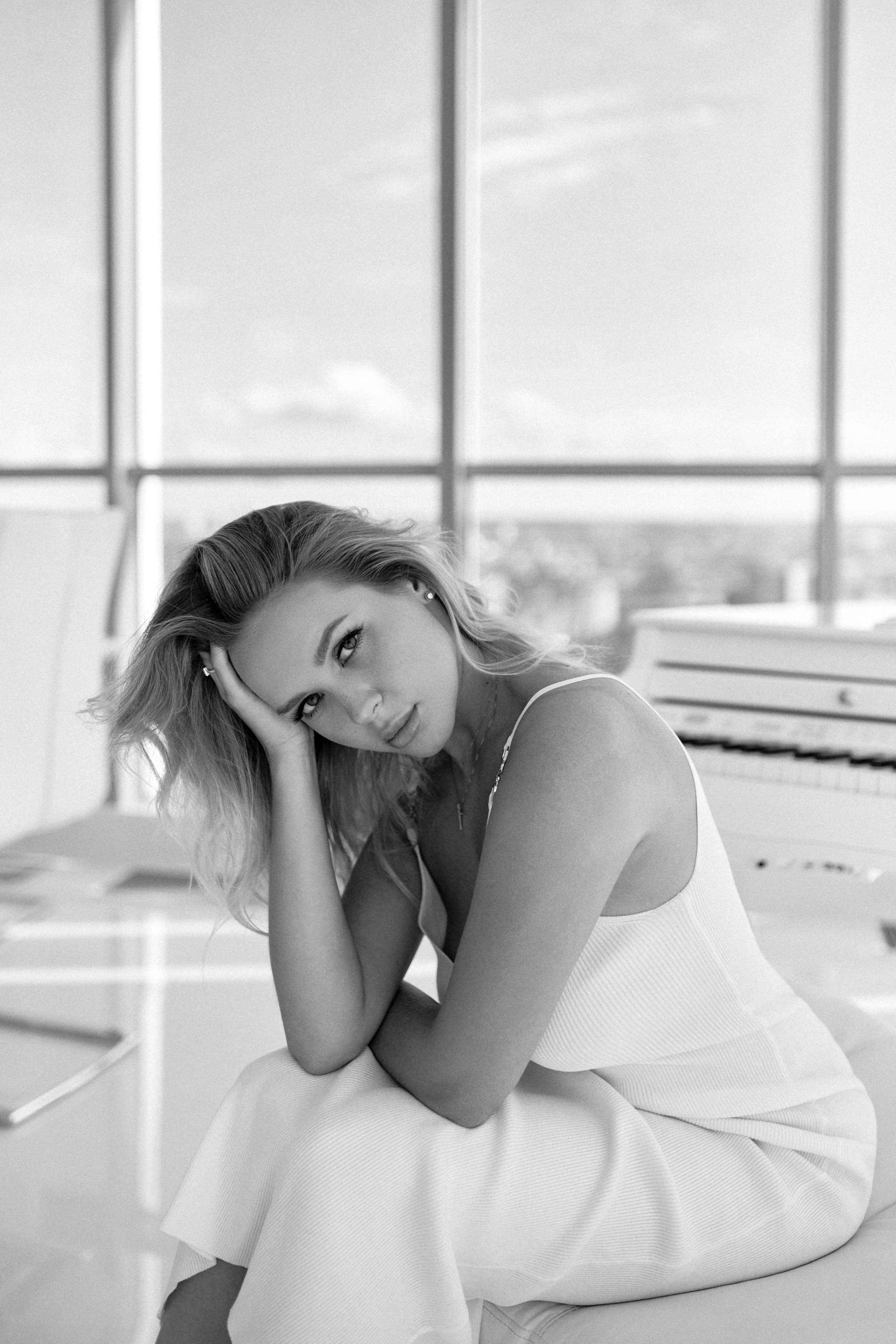 Профессиональная фотосессия в студии с красивым видом на город. Сестры Карабаза. Фотографы и ретушеры в Москве и Санкт-Петербурге