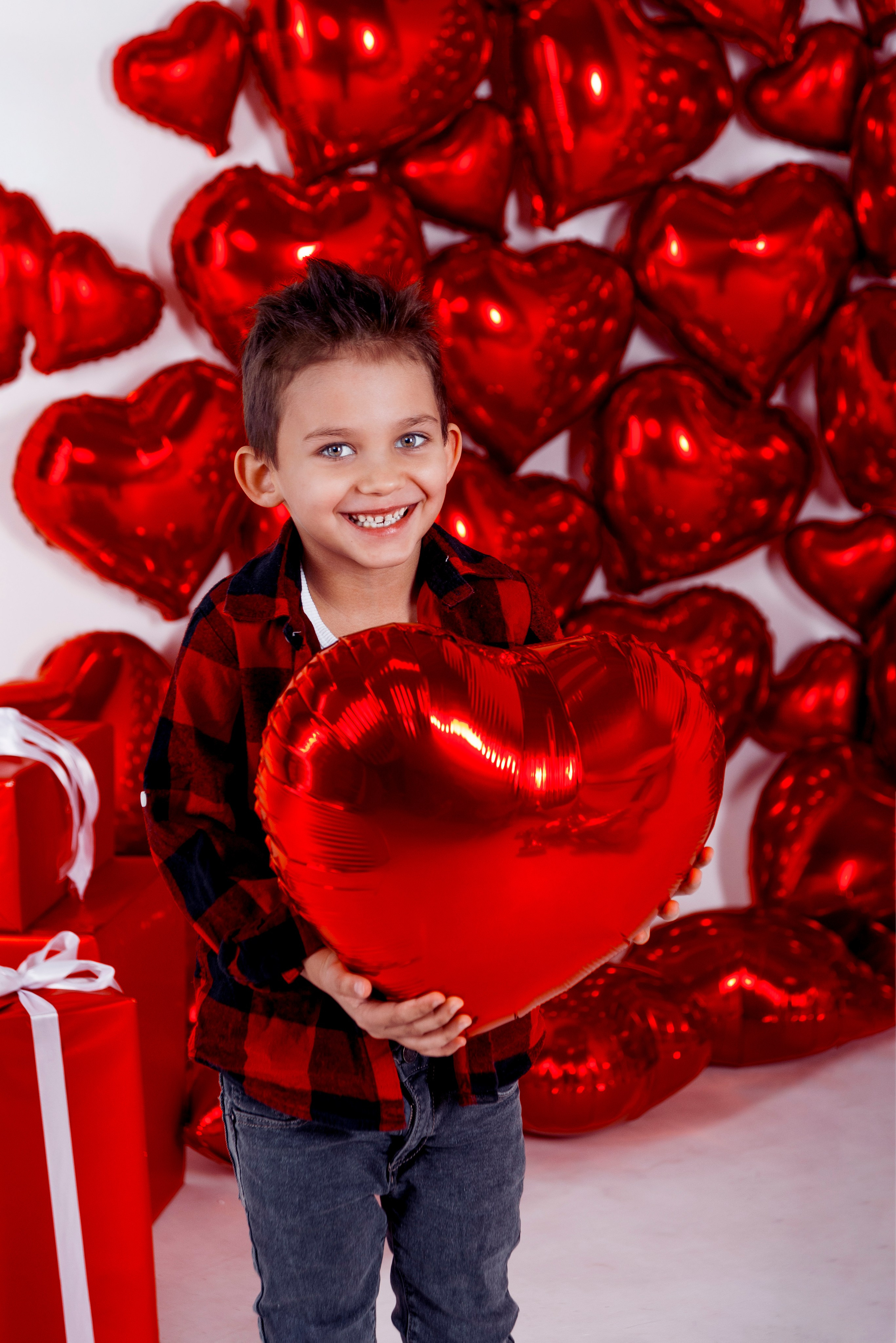 Детская фотосессия с красными сердцами в фотостудии Сочи. Детский студийный фотограф Сочи