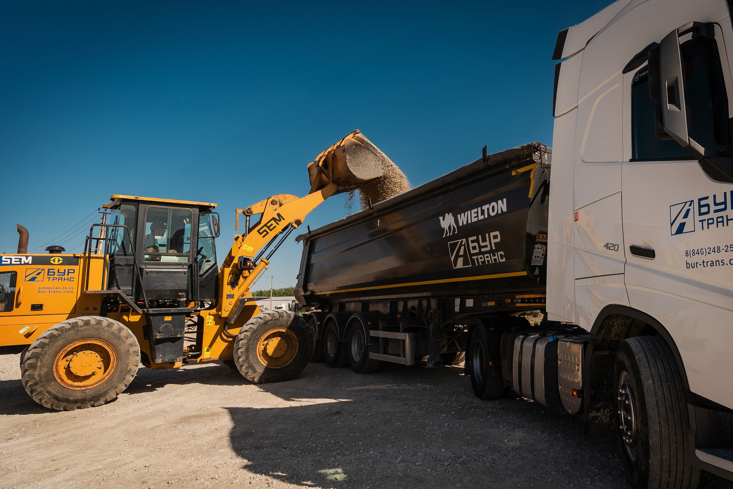 Погрузка инертных материалов в прицеп
