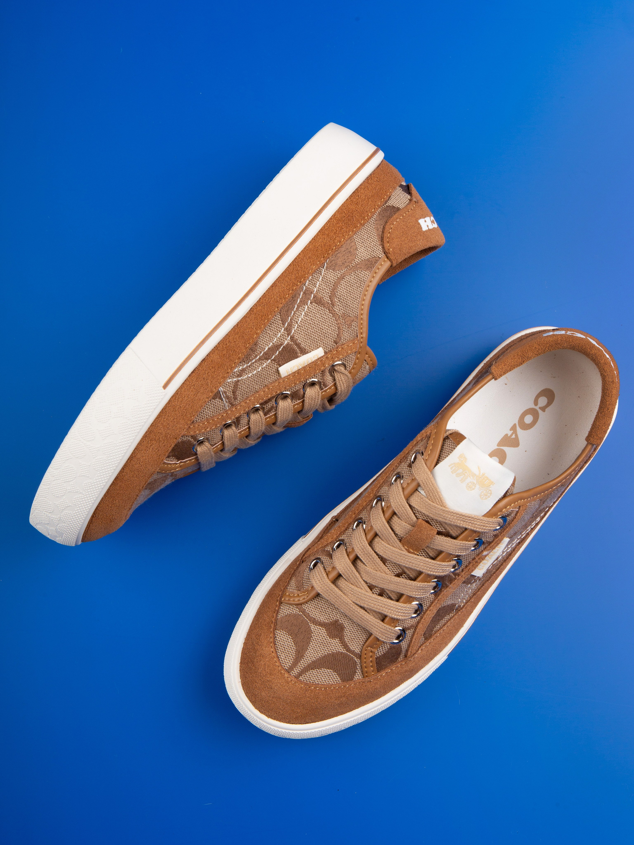 Обувь на цветных фонах. Фотограф Мария Кольцова