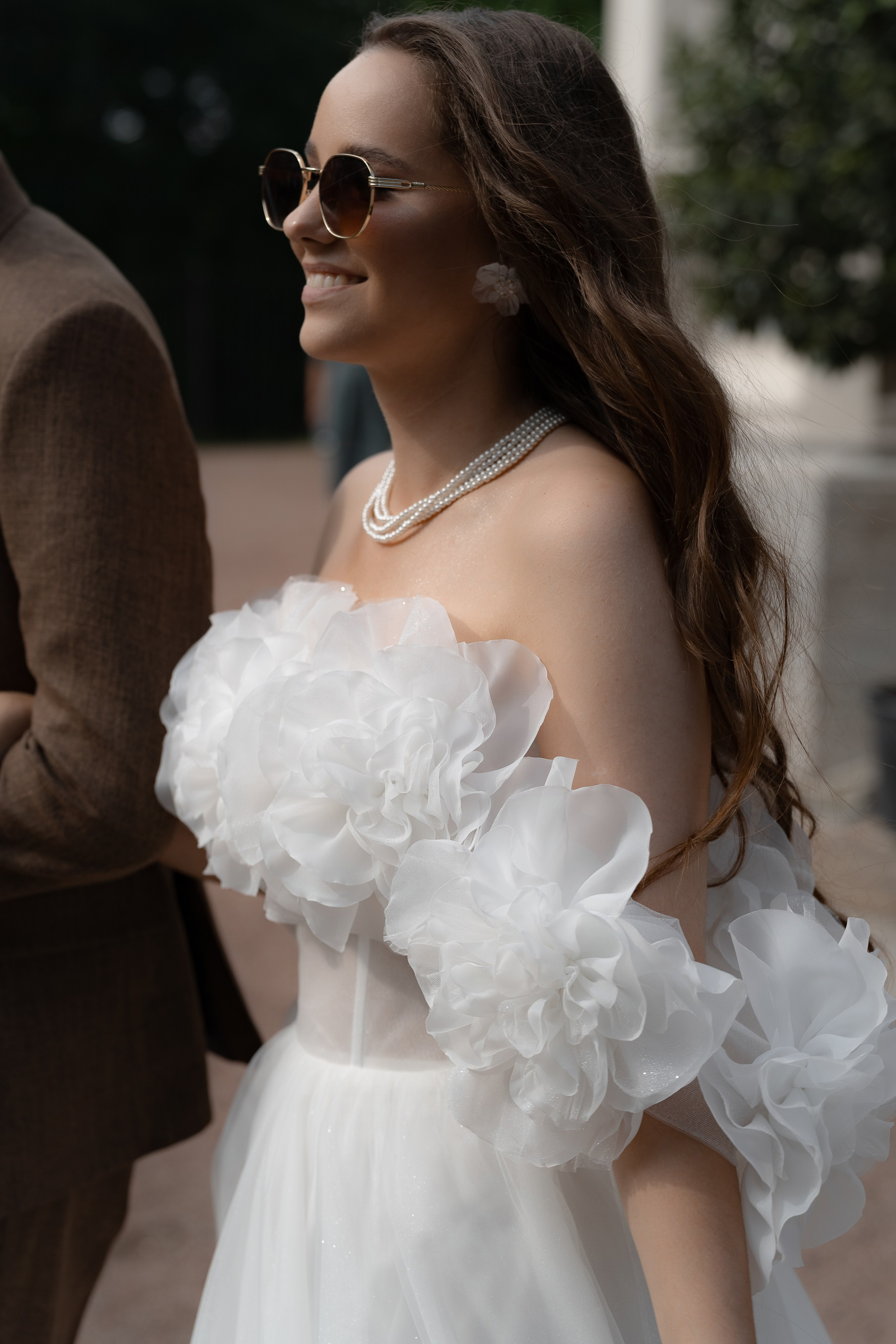 Портрет невесты в очках и платье с воздушными рукавами на прогулке по парку Александрия