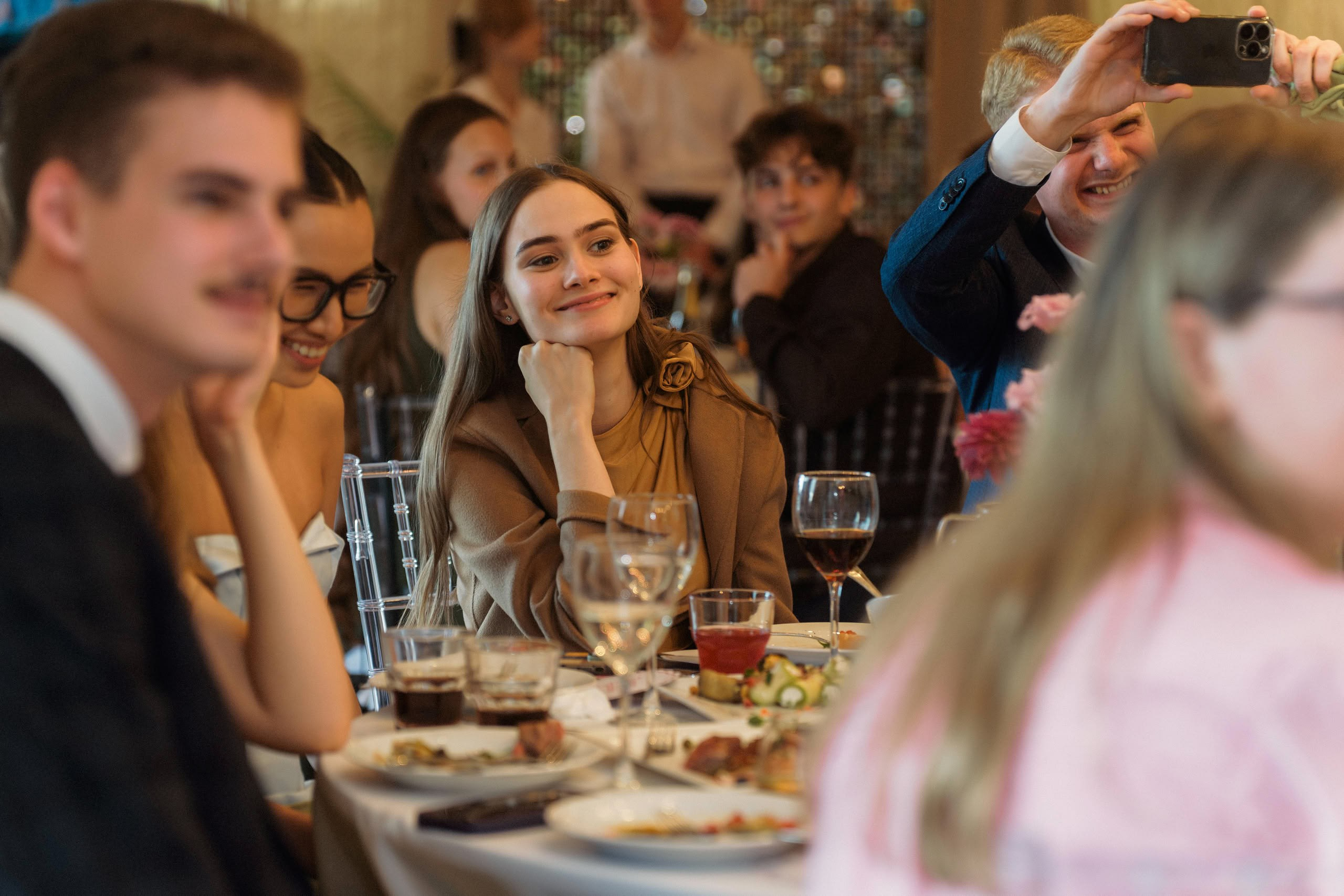 Тосты и разговоры за столами в White Mare, репортажный кадр