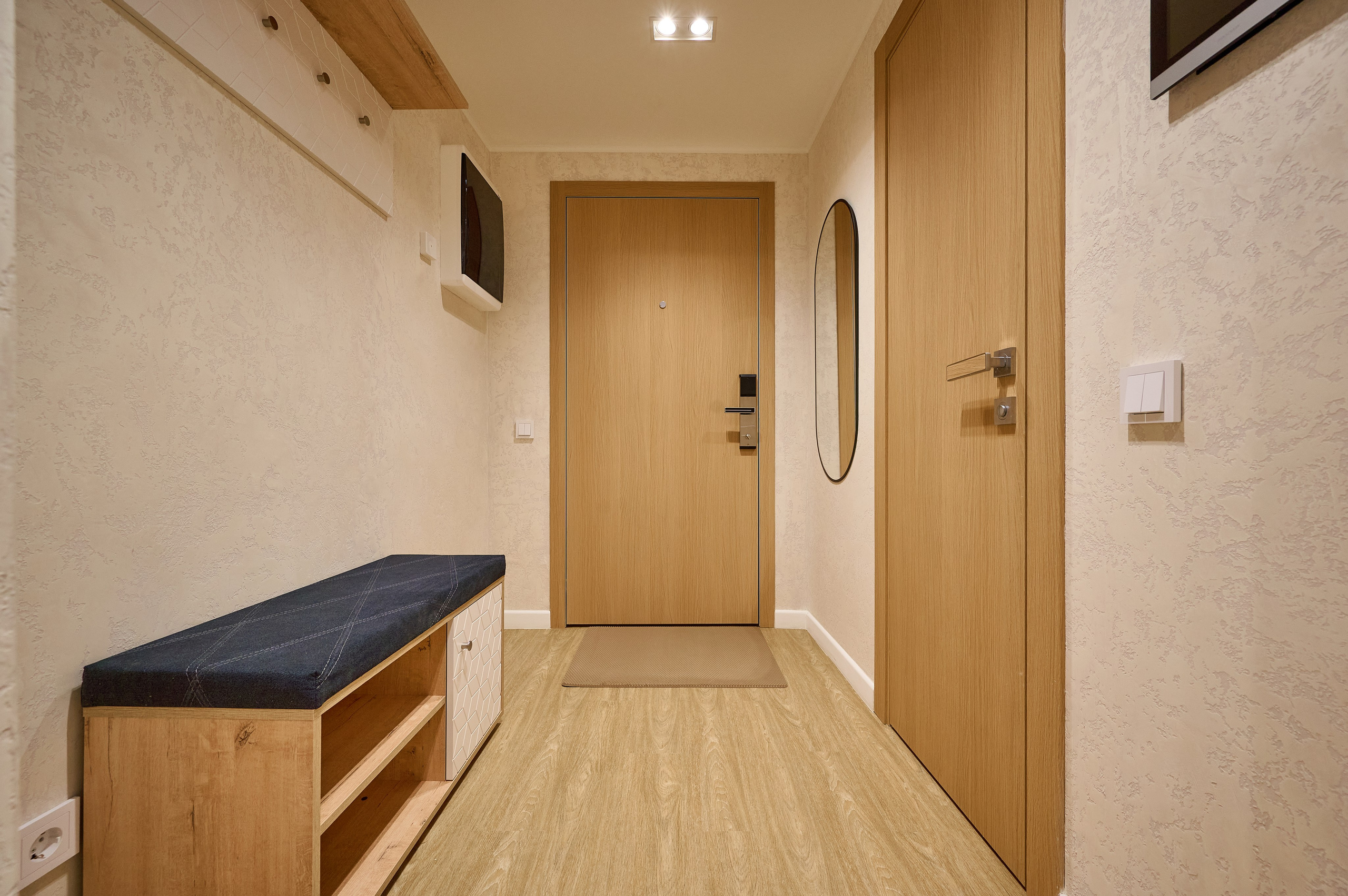 коридор светлые оттенки деревянные двери пуф с ящиком и полками зеркало 