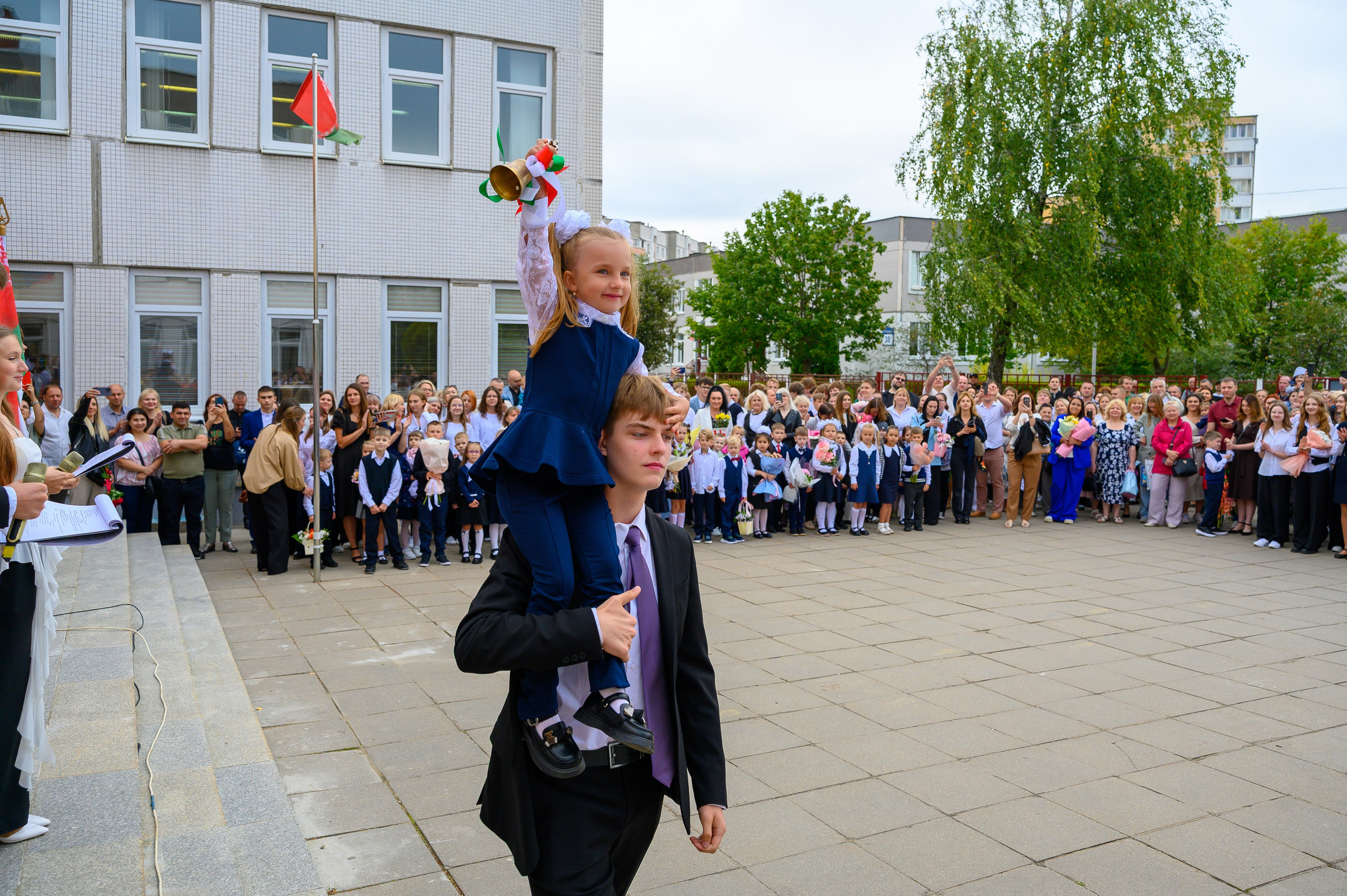 Вот звучит первый звонок, перед этим долгое приготовление к новому этапу в жизни, Яромир идет в школу. Фотоуслуги, услуги фотографа, фотографирование важных событий