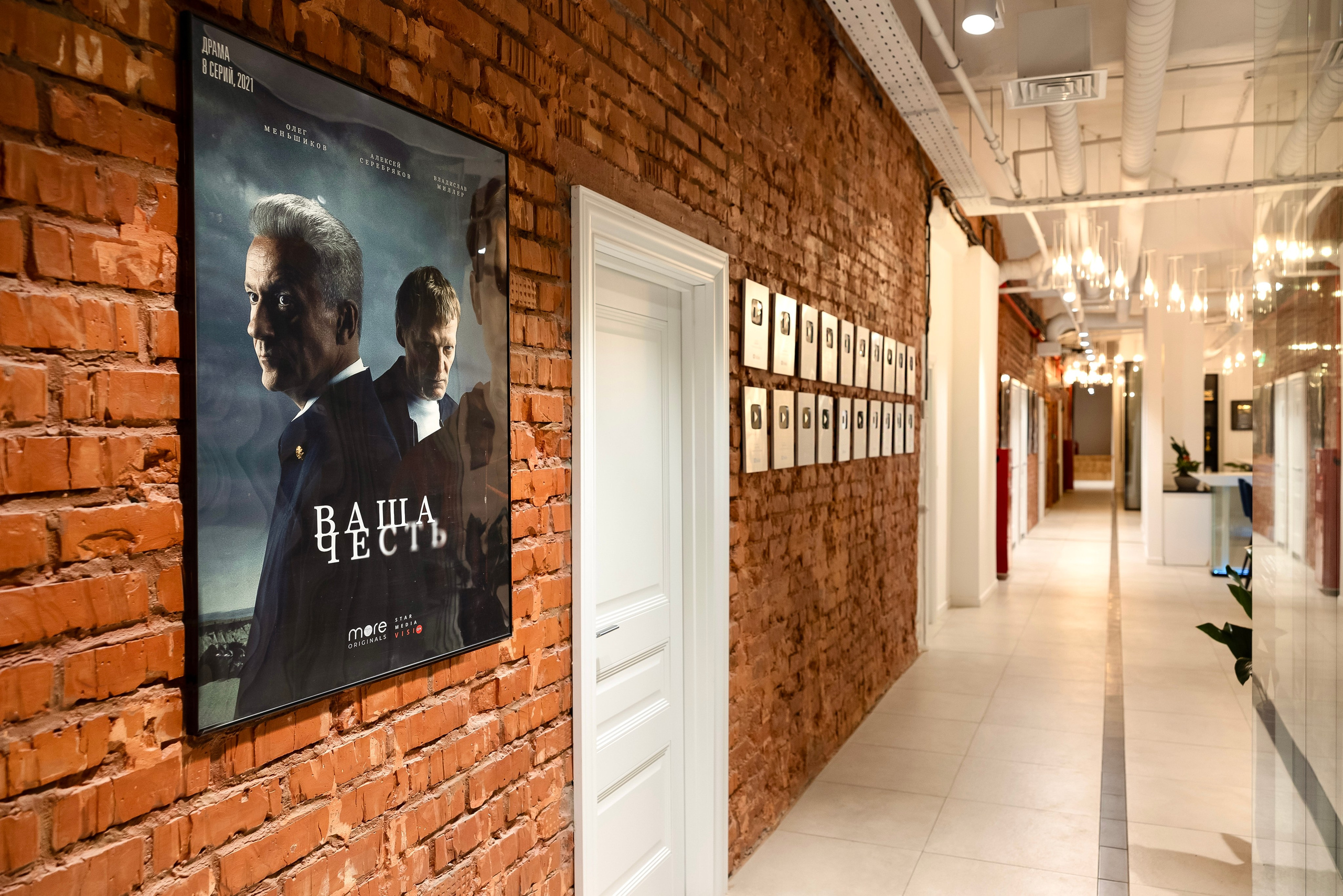 Офис кинопродакшена «StarMedia». Лисенкова Алиса — Фотограф, видеомейкер. Москва