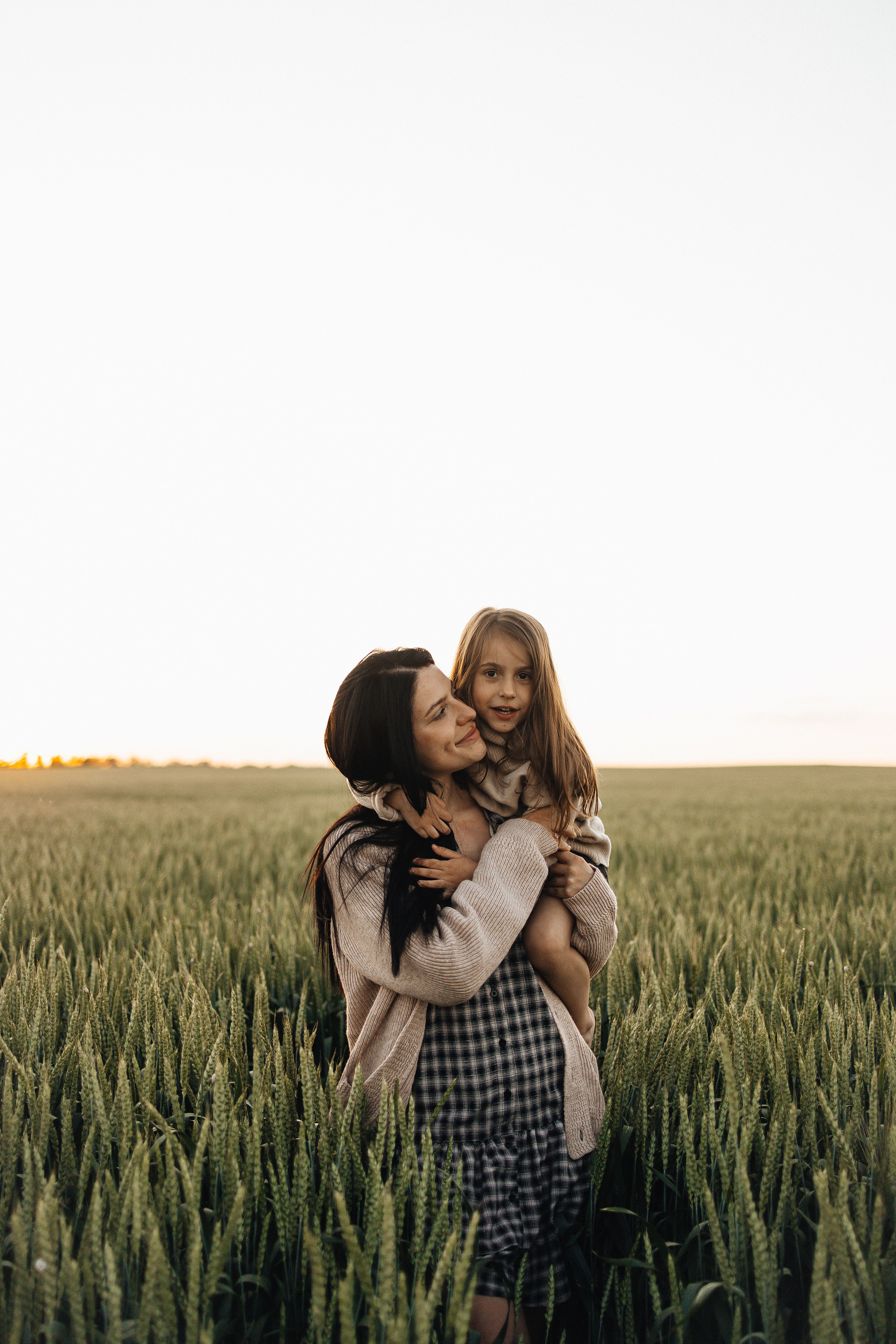 Алёна и Василиса, летний закат в поле. Семейный и детский фотограф, таганрог, ростов-на-дону