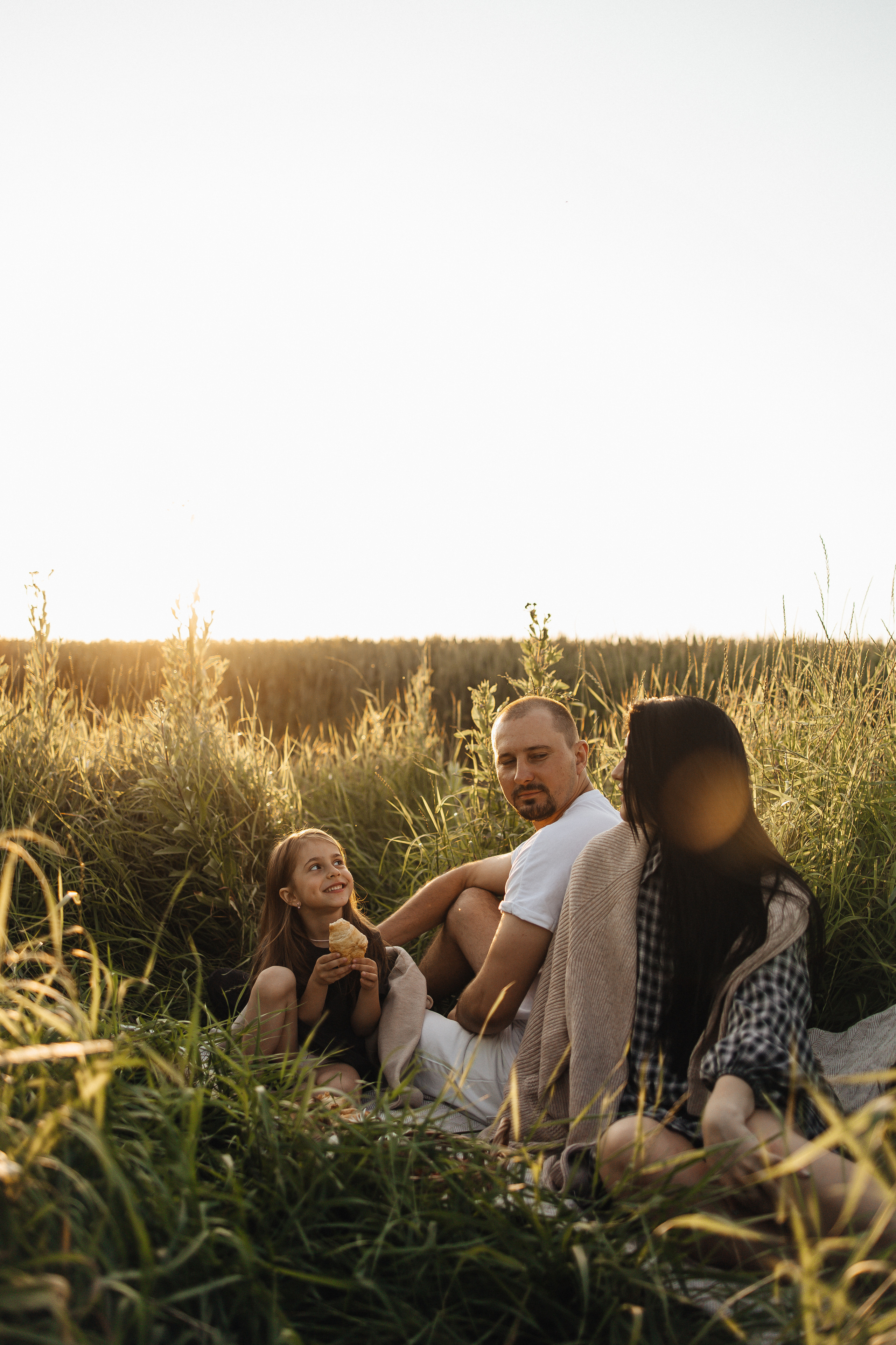 Алёна и Василиса, летний закат в поле. Семейный и детский фотограф, таганрог, ростов-на-дону