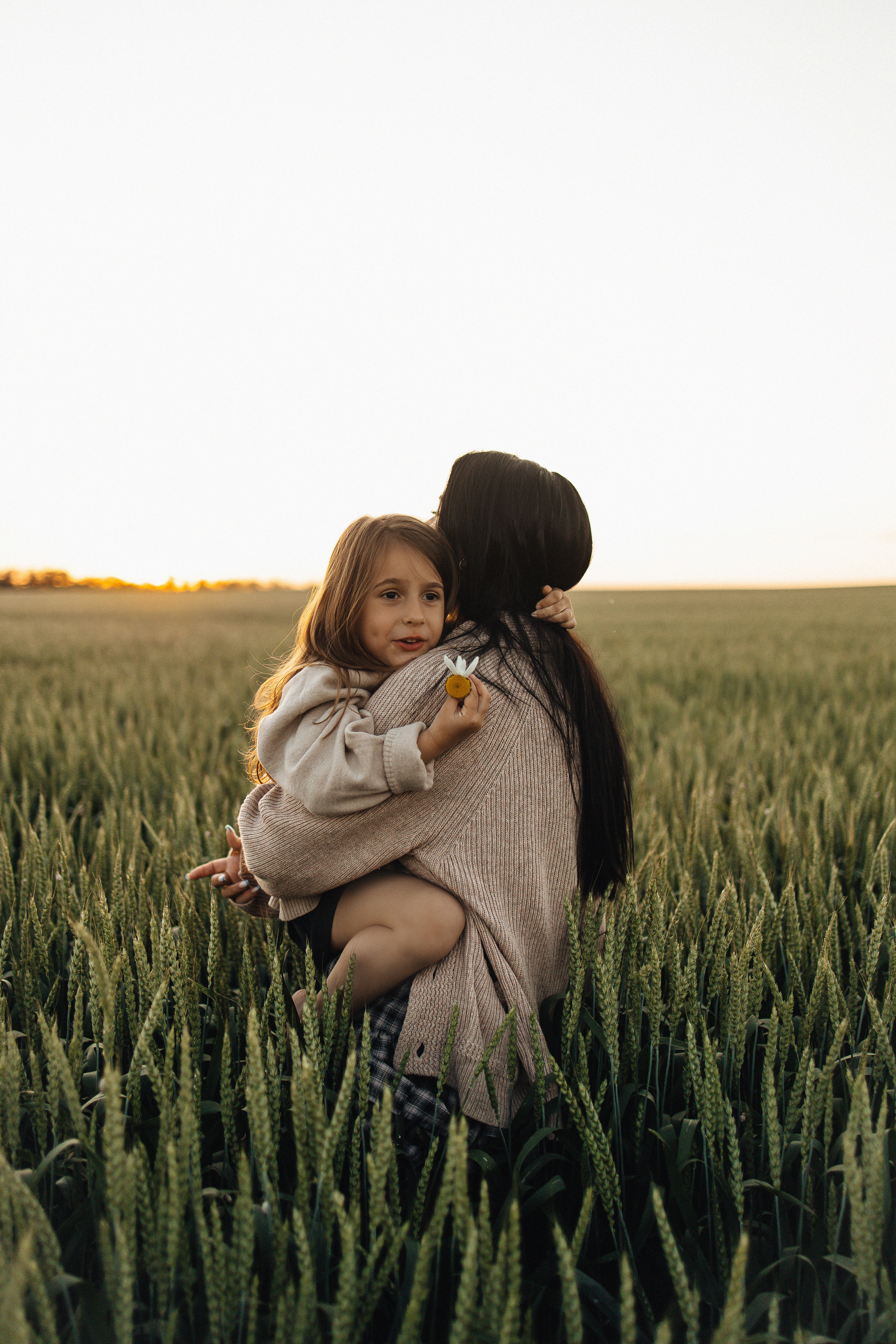 Алёна и Василиса, летний закат в поле. Семейный и детский фотограф, таганрог, ростов-на-дону