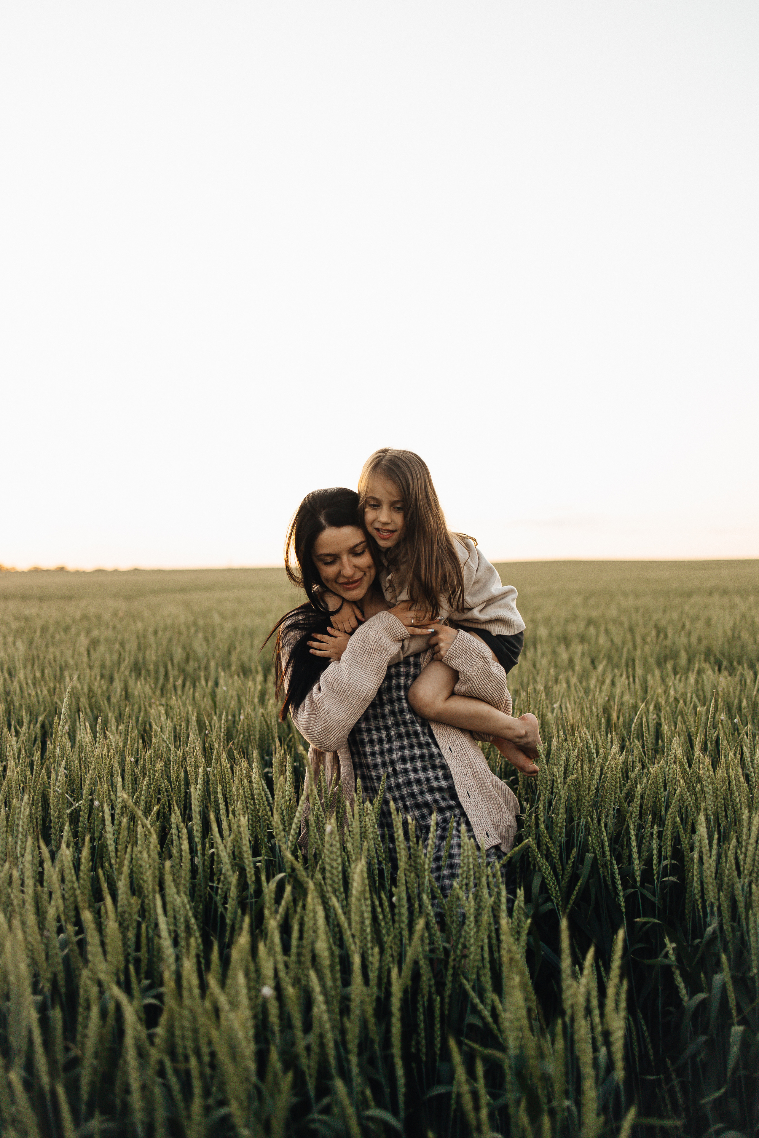 Алёна и Василиса, летний закат в поле. Семейный и детский фотограф, таганрог, ростов-на-дону