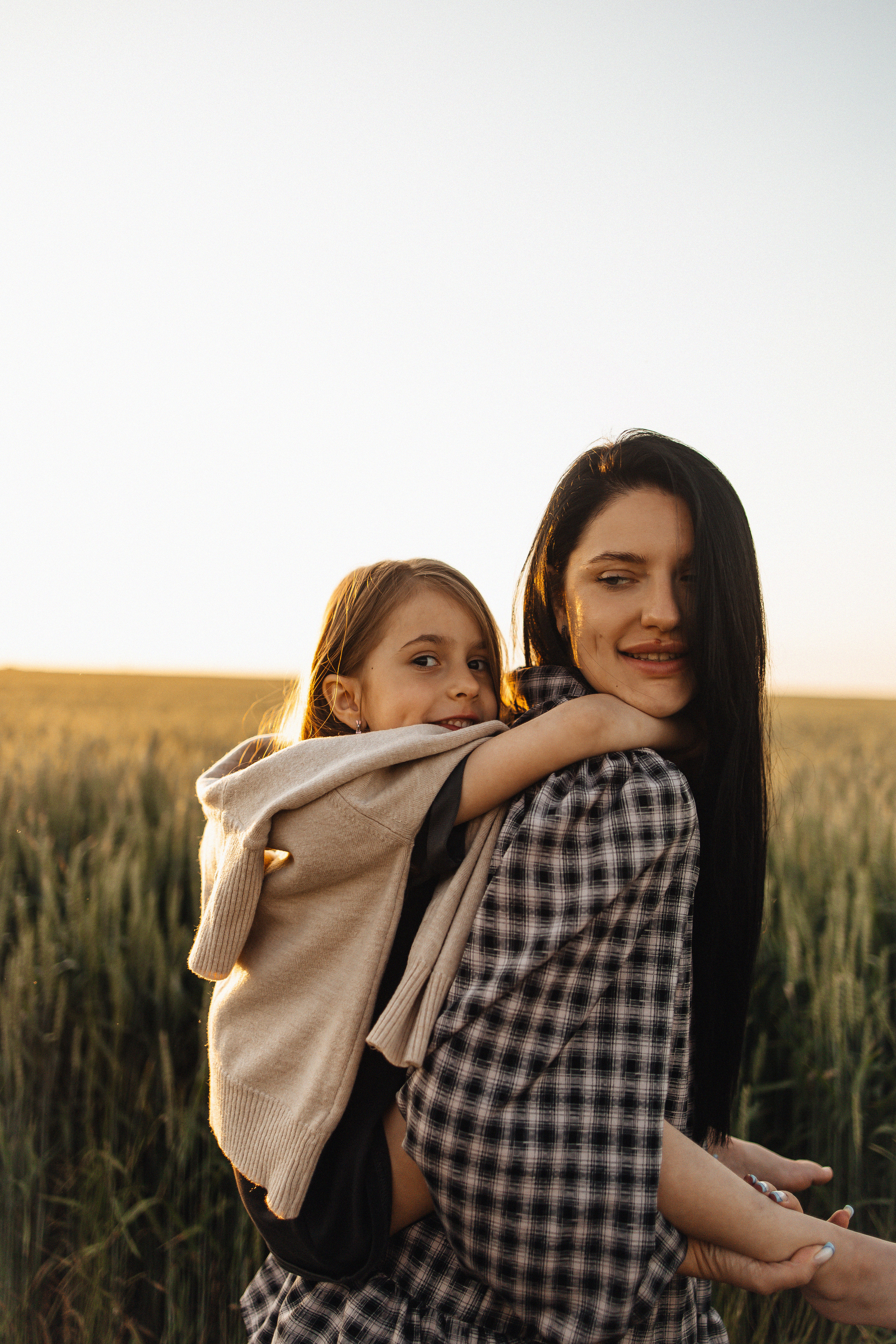Алёна и Василиса, летний закат в поле. Семейный и детский фотограф, таганрог, ростов-на-дону