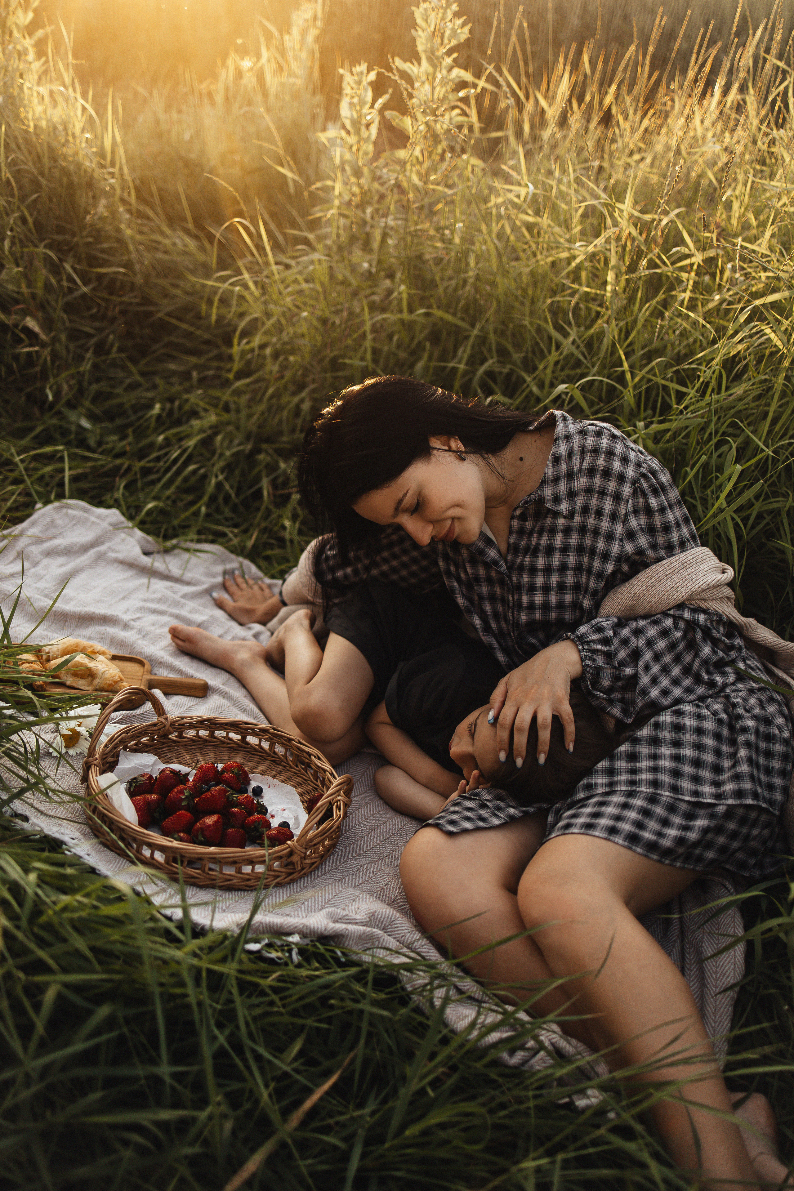 Алёна и Василиса, летний закат в поле. Семейный и детский фотограф, таганрог, ростов-на-дону