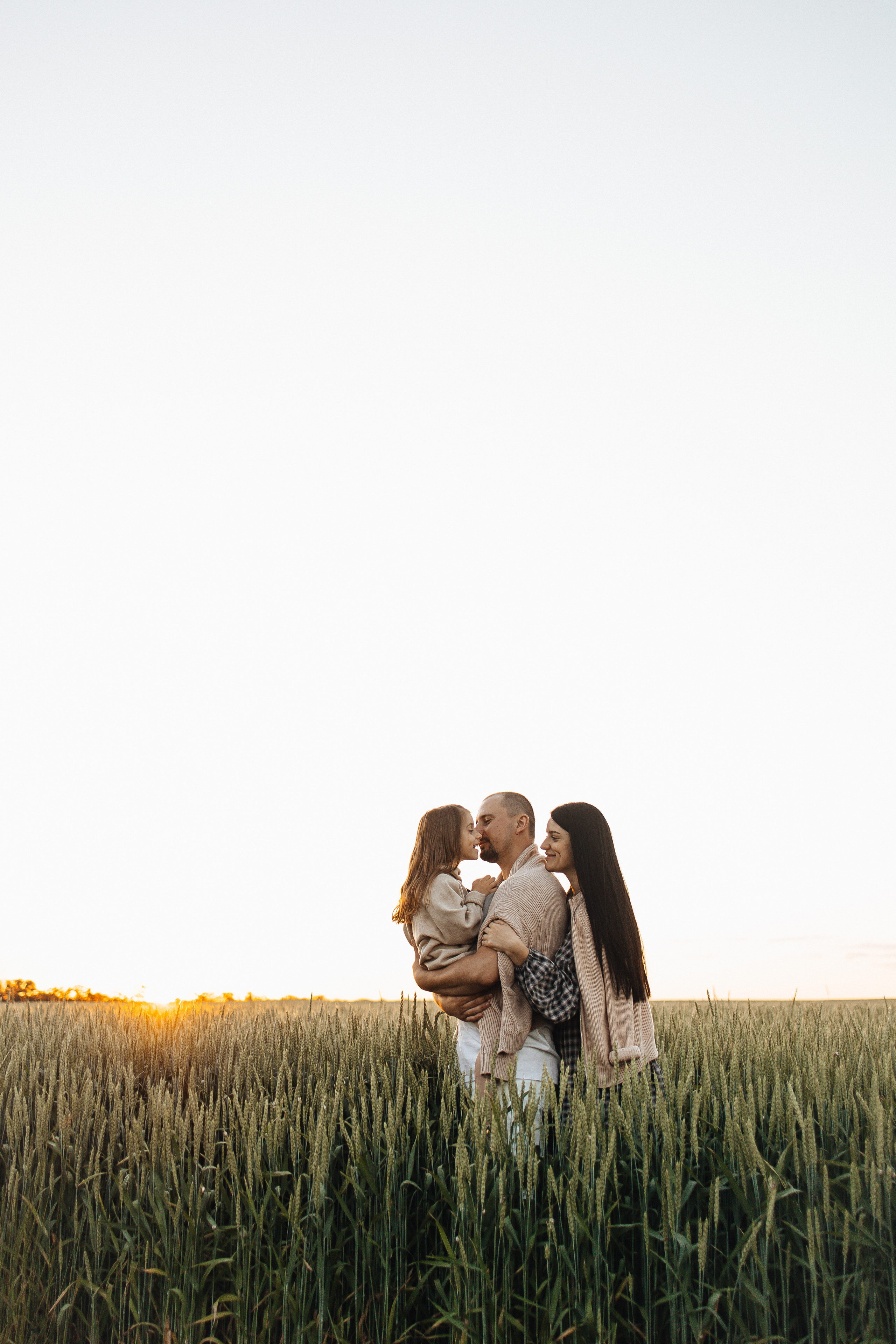 Алёна и Василиса, летний закат в поле. Семейный и детский фотограф, таганрог, ростов-на-дону