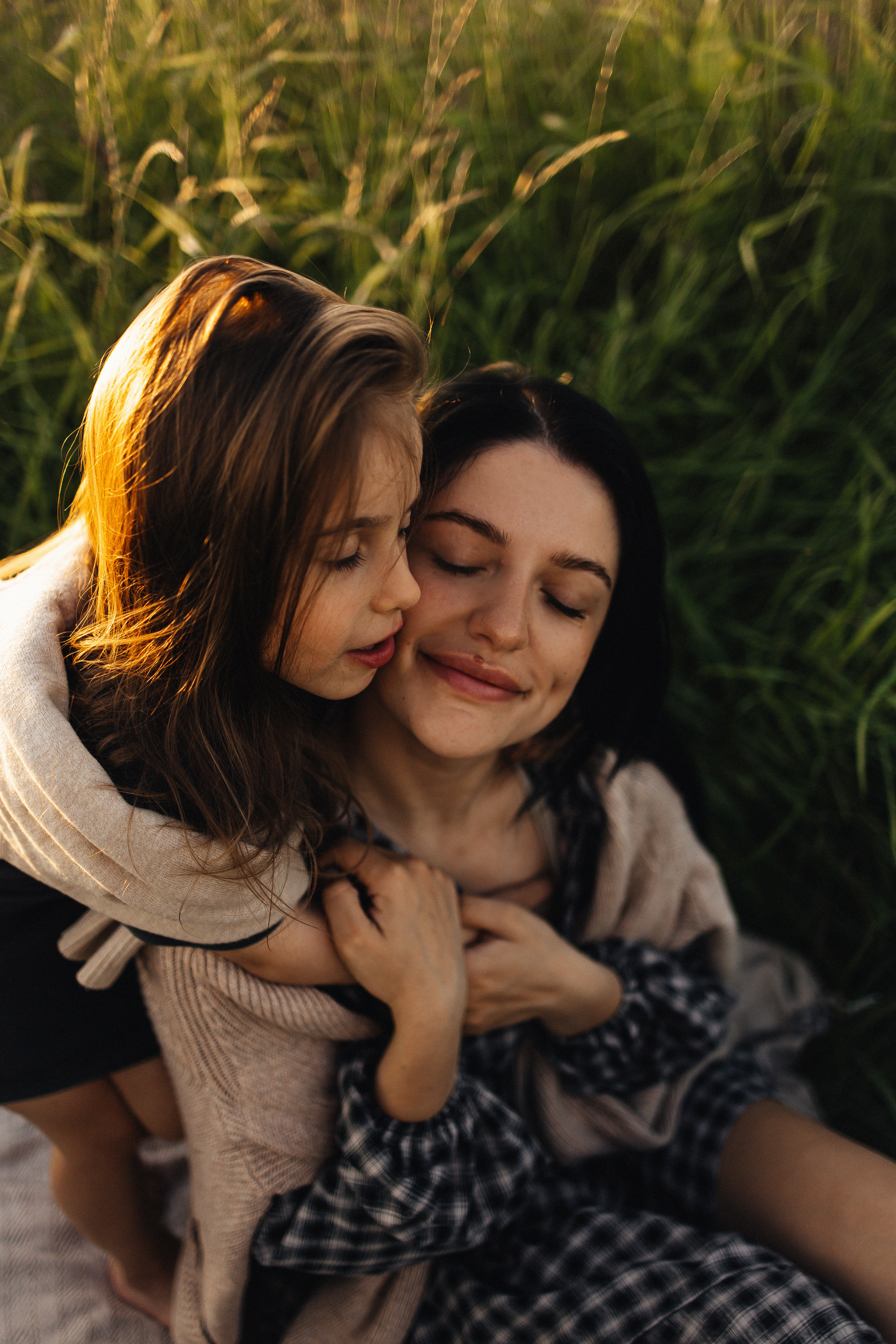 Алёна и Василиса, летний закат в поле. Семейный и детский фотограф, таганрог, ростов-на-дону