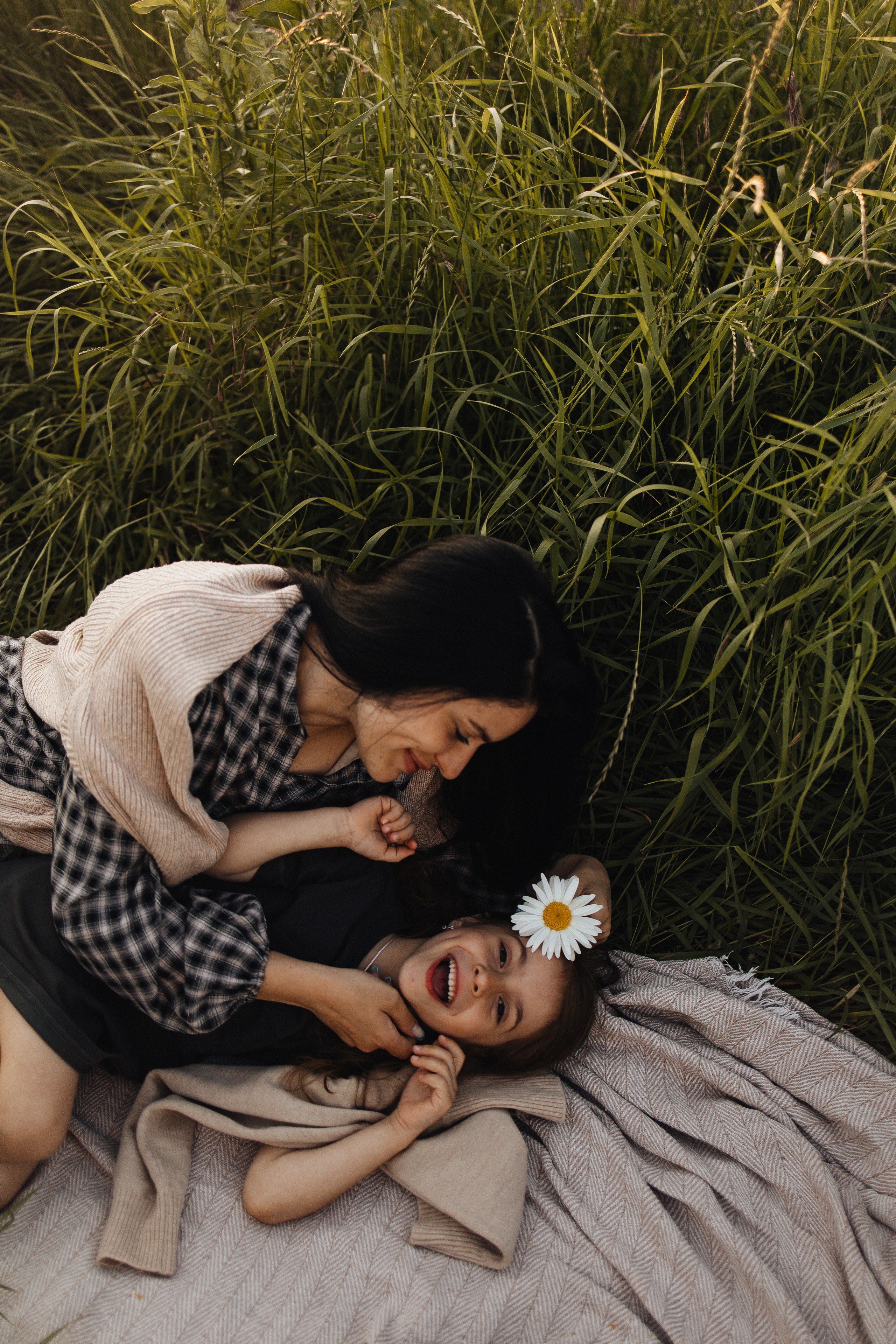 Алёна и Василиса, летний закат в поле. Семейный и детский фотограф, таганрог, ростов-на-дону