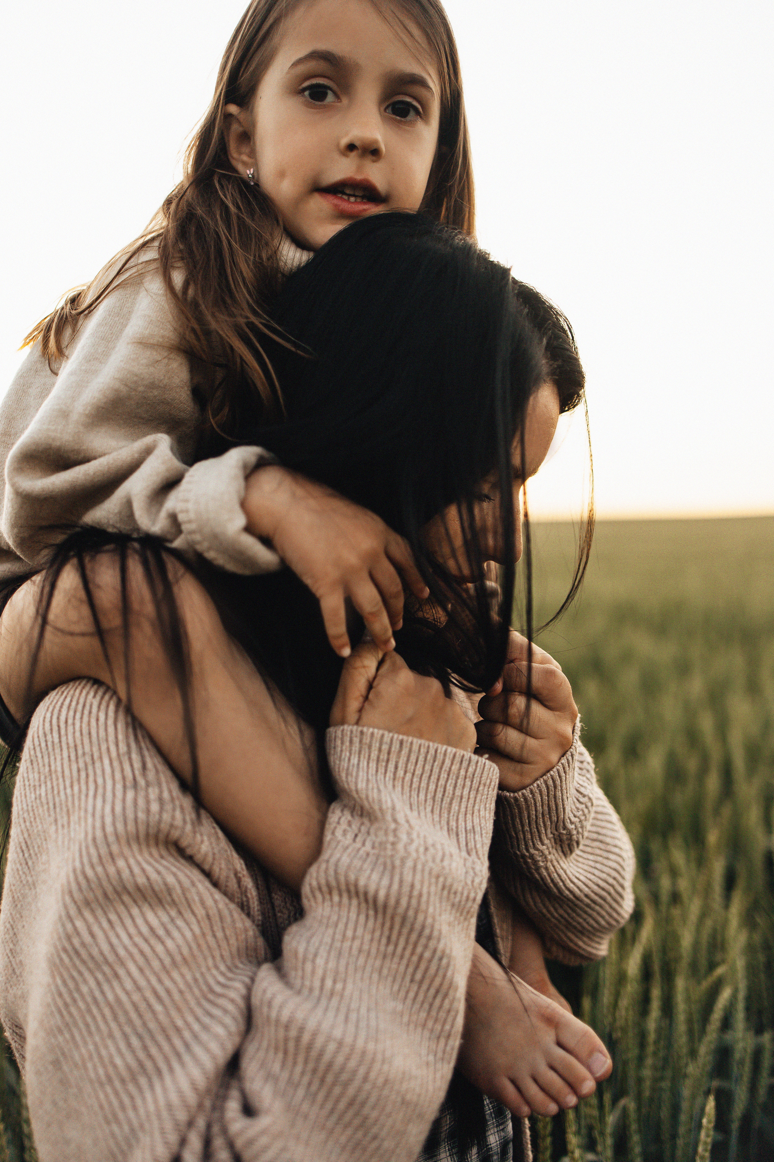 Алёна и Василиса, летний закат в поле. Семейный и детский фотограф, таганрог, ростов-на-дону